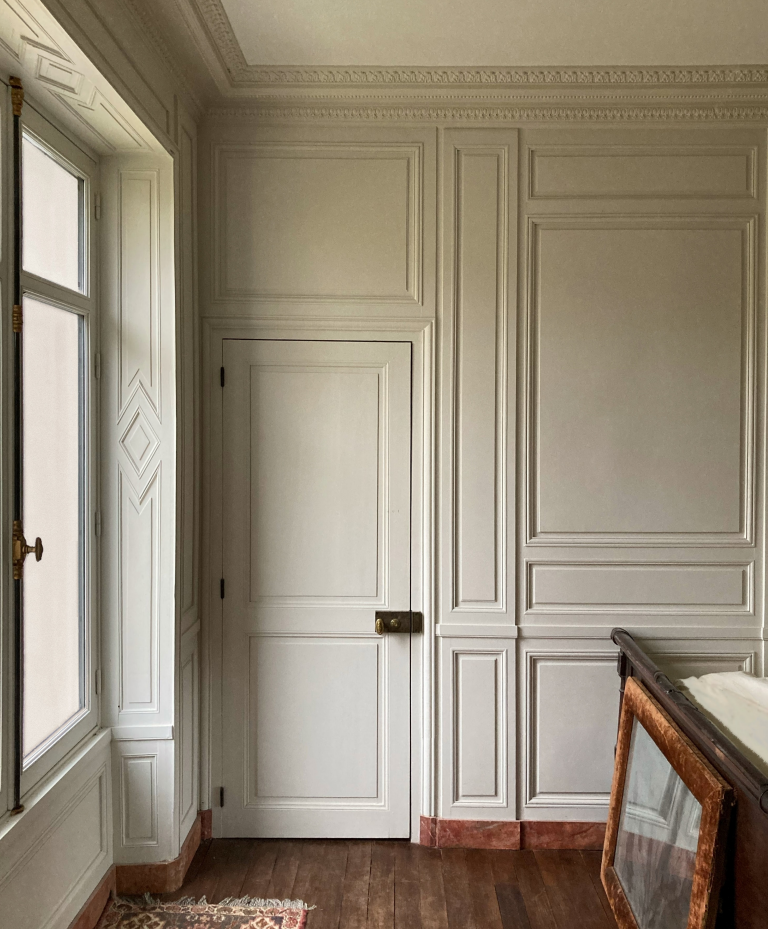 Création de boiseries neuves dans une chambre à la campagne