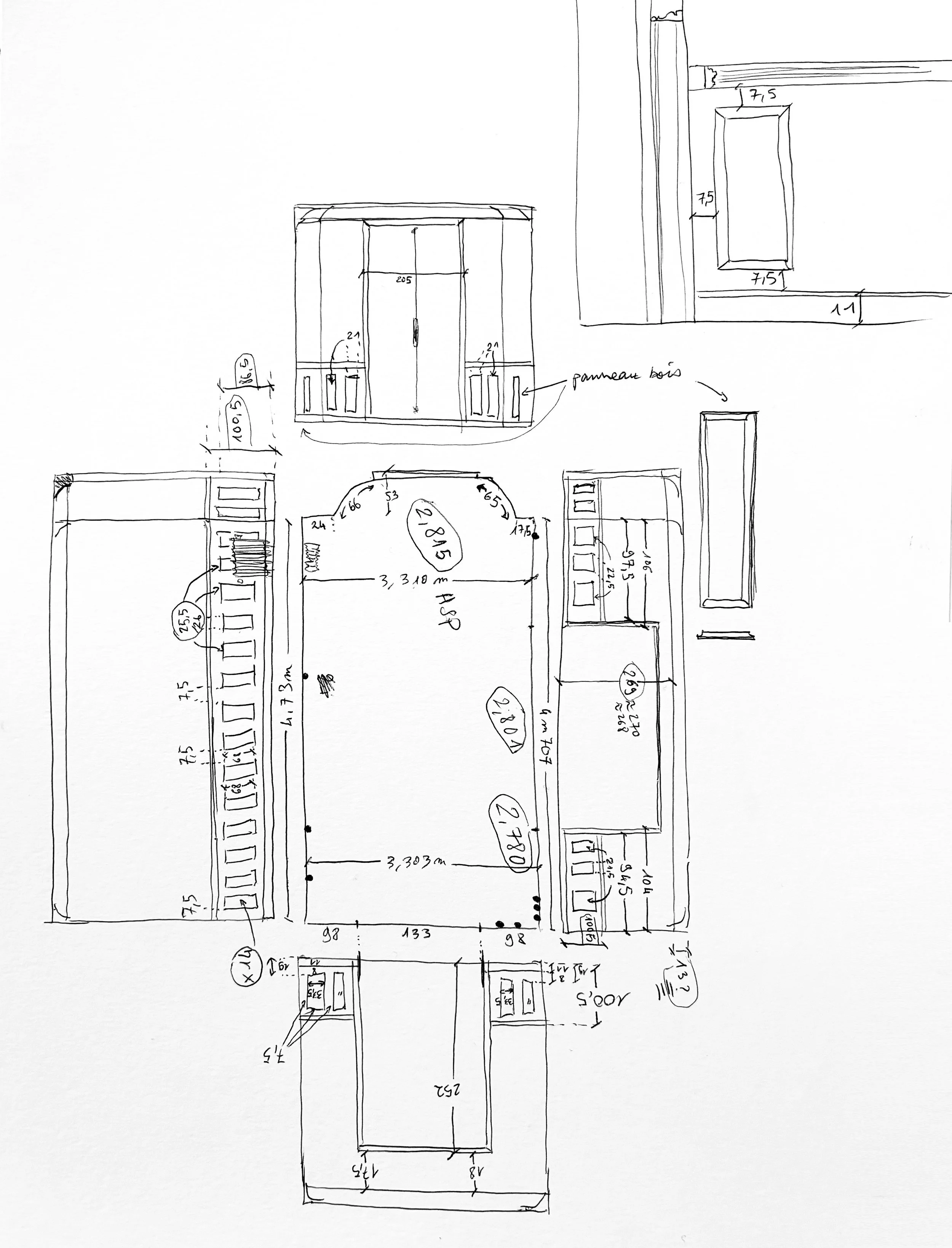 Plan dessiné à la main d'une pièce ou d'un espace intérieur avec des dimensions et annotations en français.