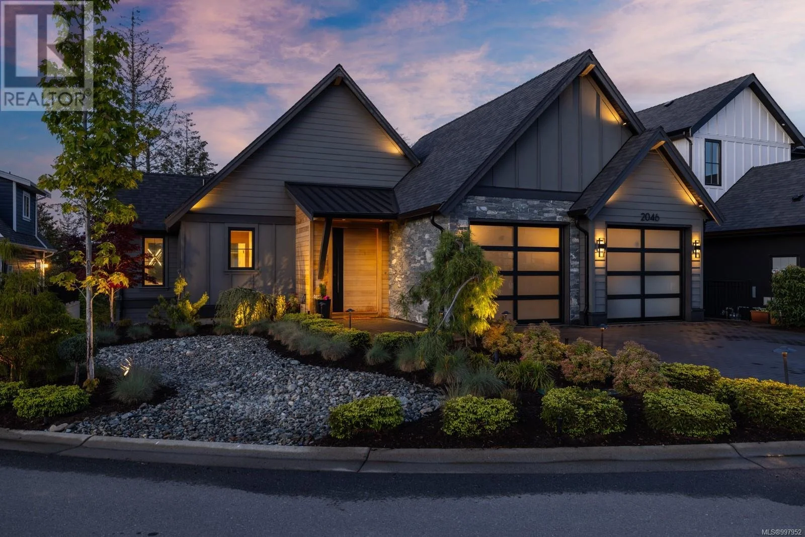 Karmanah Pivot Door 3.jpg