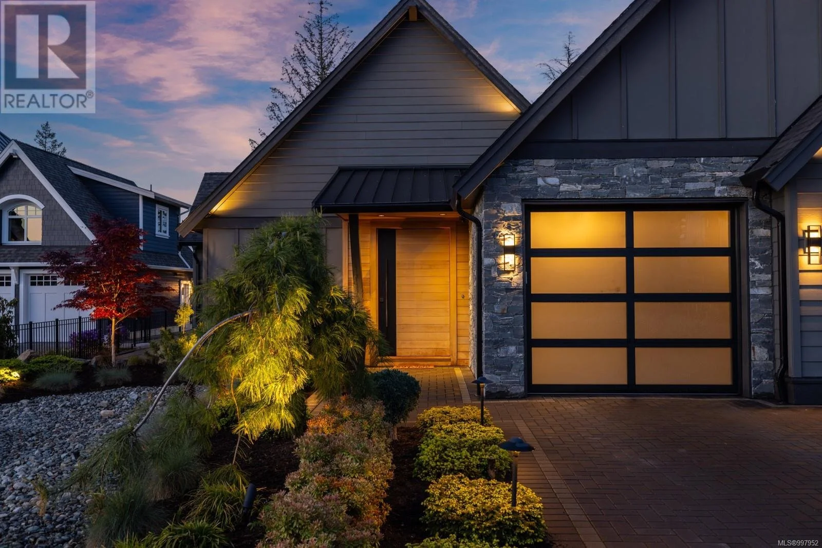 Karmanah Pivot Door 2.jpg