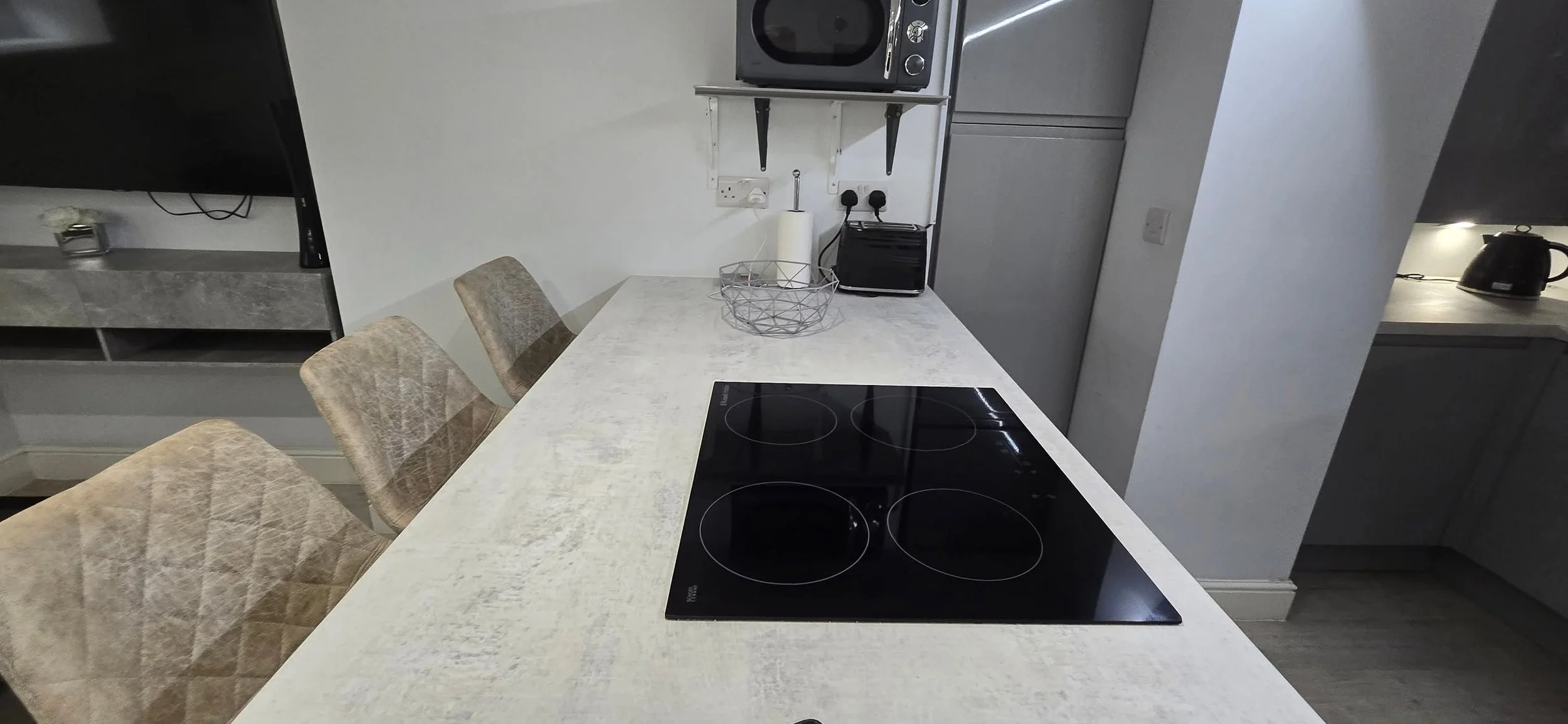 Kitchen deep cleaned for move-out inspection in Hammersmith