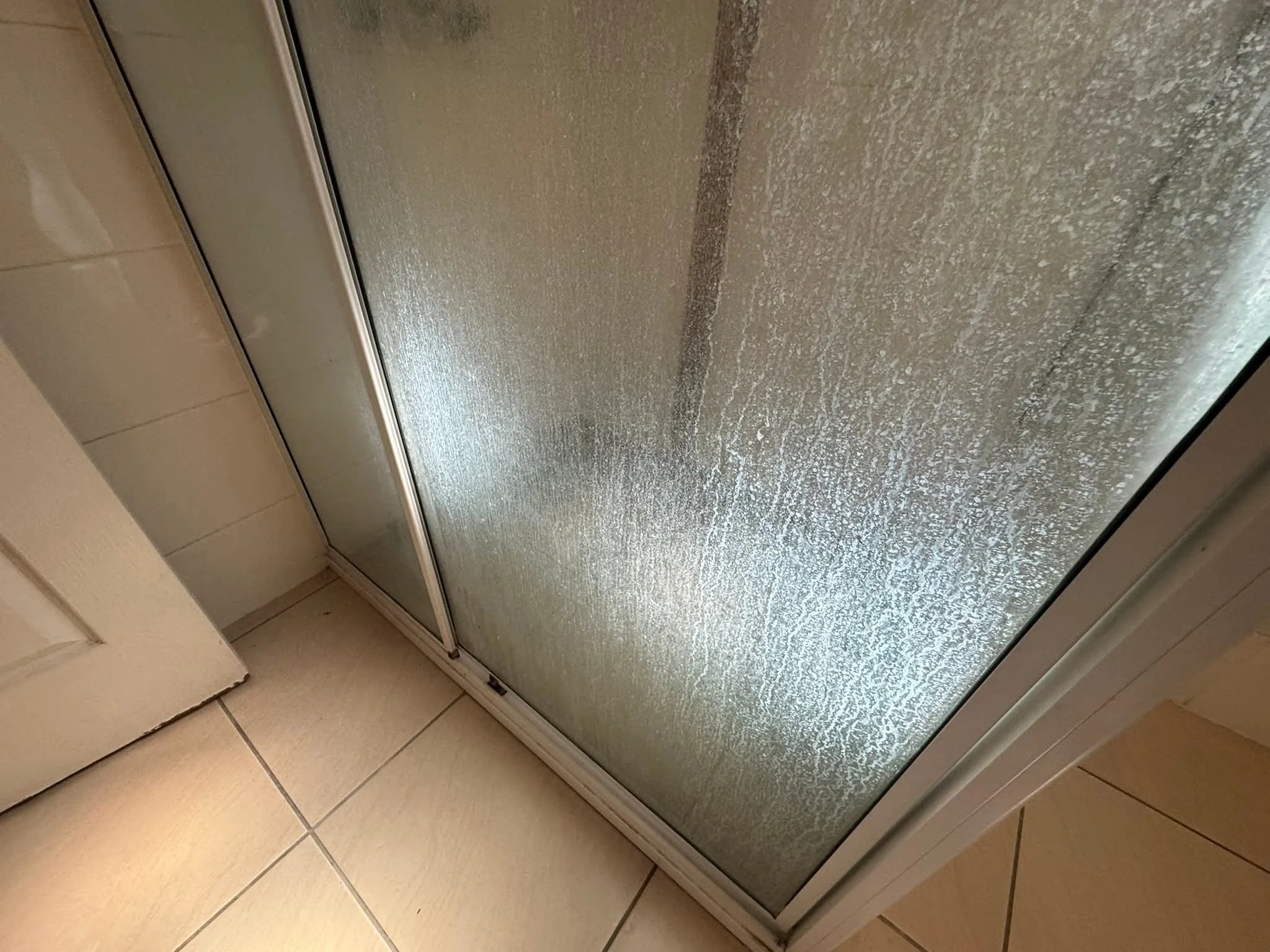 Bathroom cleaned and sanitised in Chiswick rental property