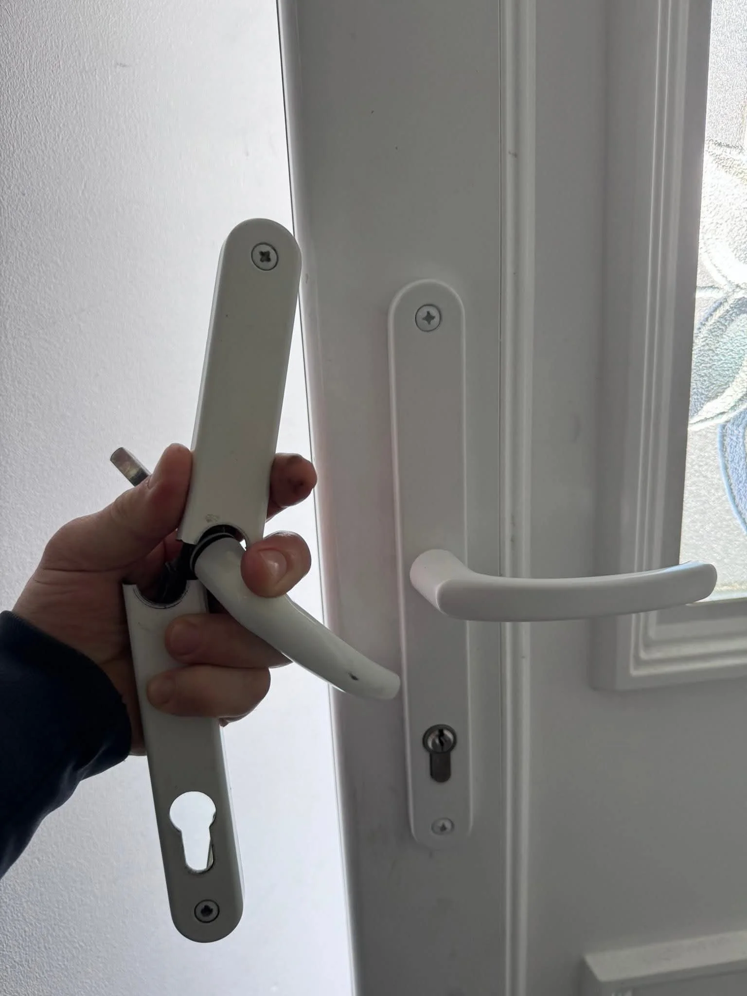 Faulty uPVC door handle replaced with a new secure set. Another quick repair done in Croydon.