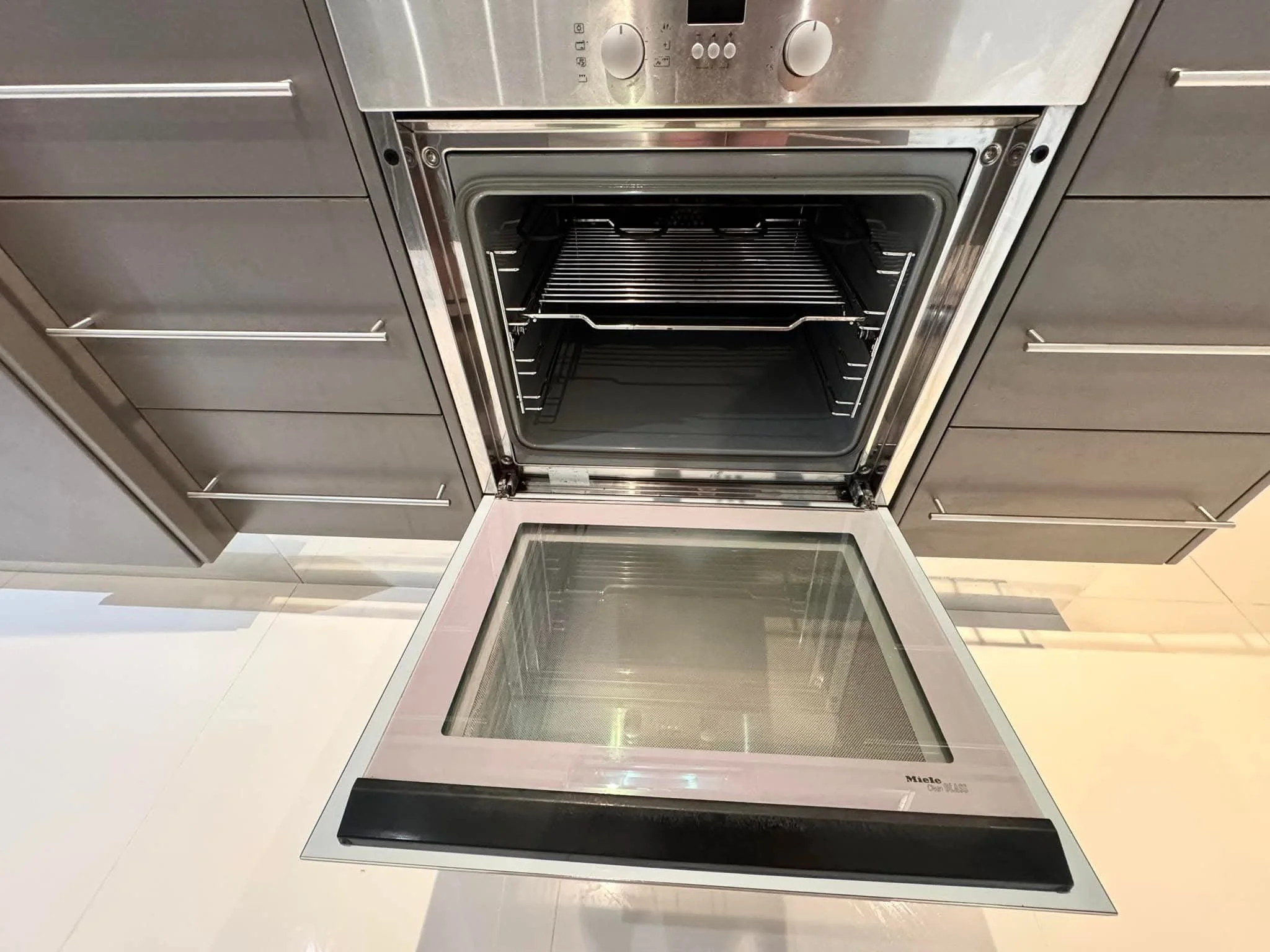 Oven and hob professionally cleaned in Romford rental property