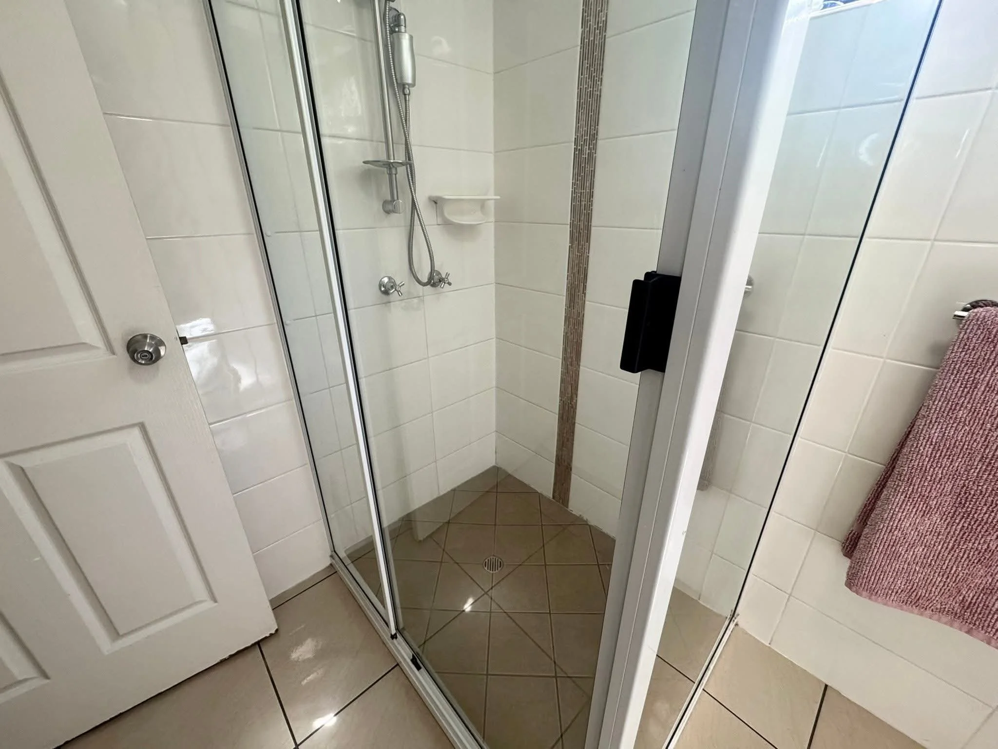 Bathroom descaling and deep clean in Hackney flat