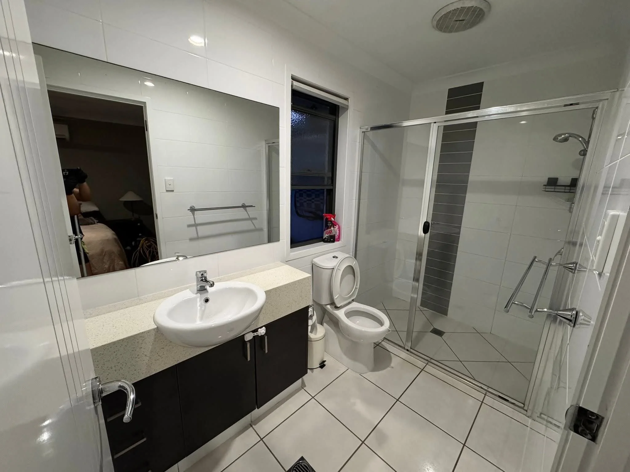 Bathroom cleaned and sanitised in Chiswick rental property