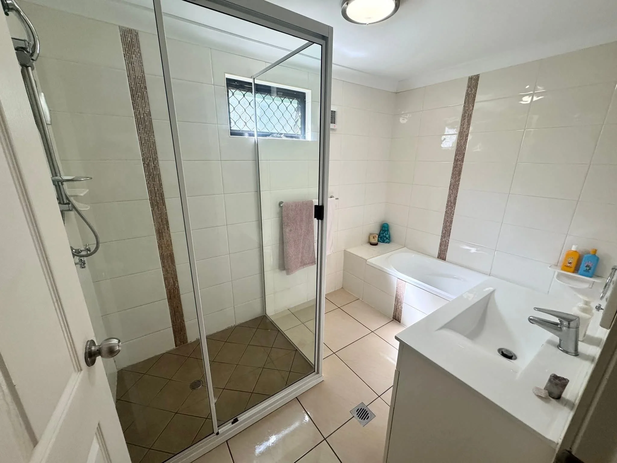 Bathroom descaling and sanitising in Ealing property