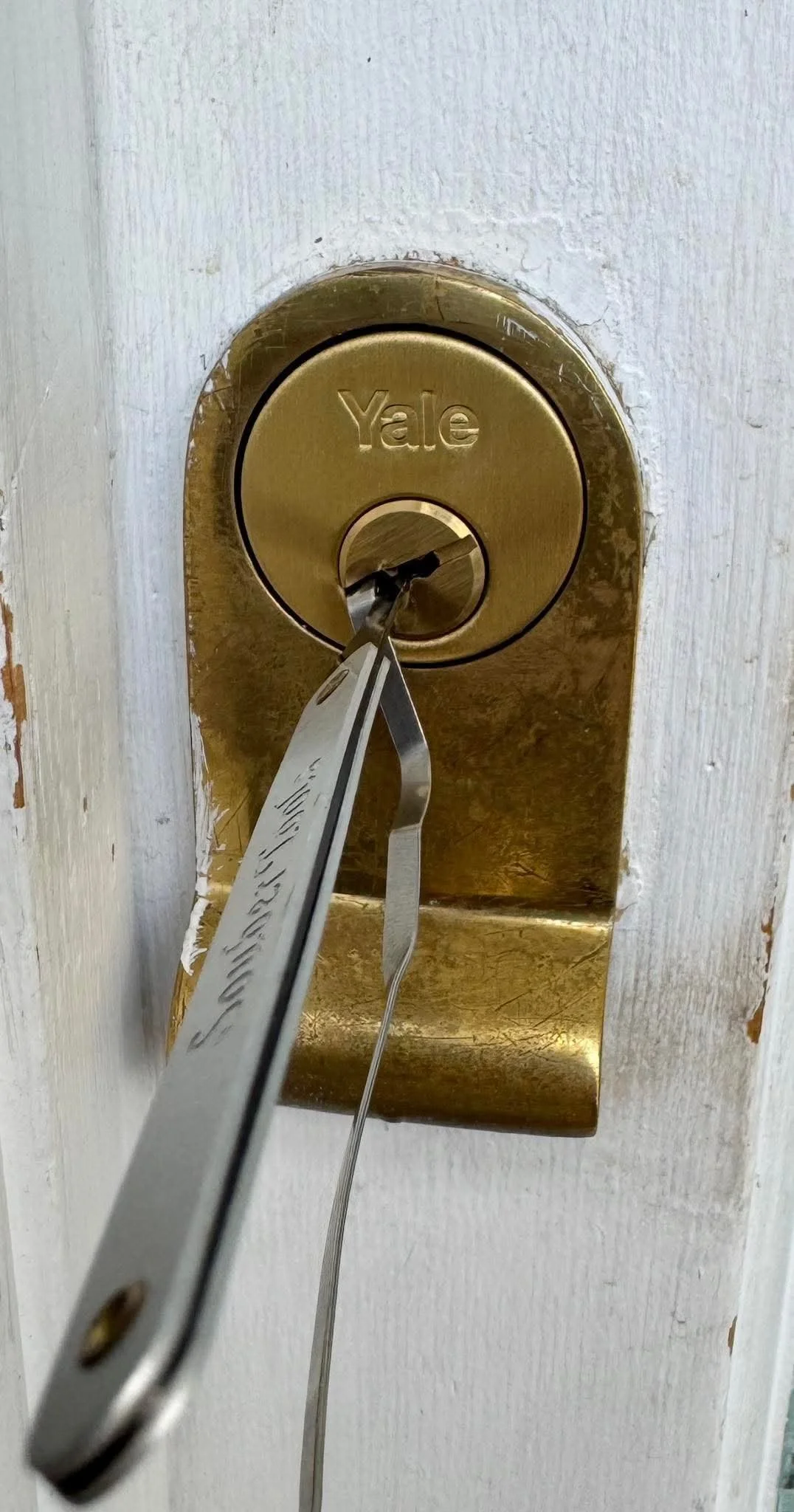 “Non-destructive entry on a Yale lock in Croydon 🔐 Gained access quickly without damage. 24/7 emergency locksmith service available.”