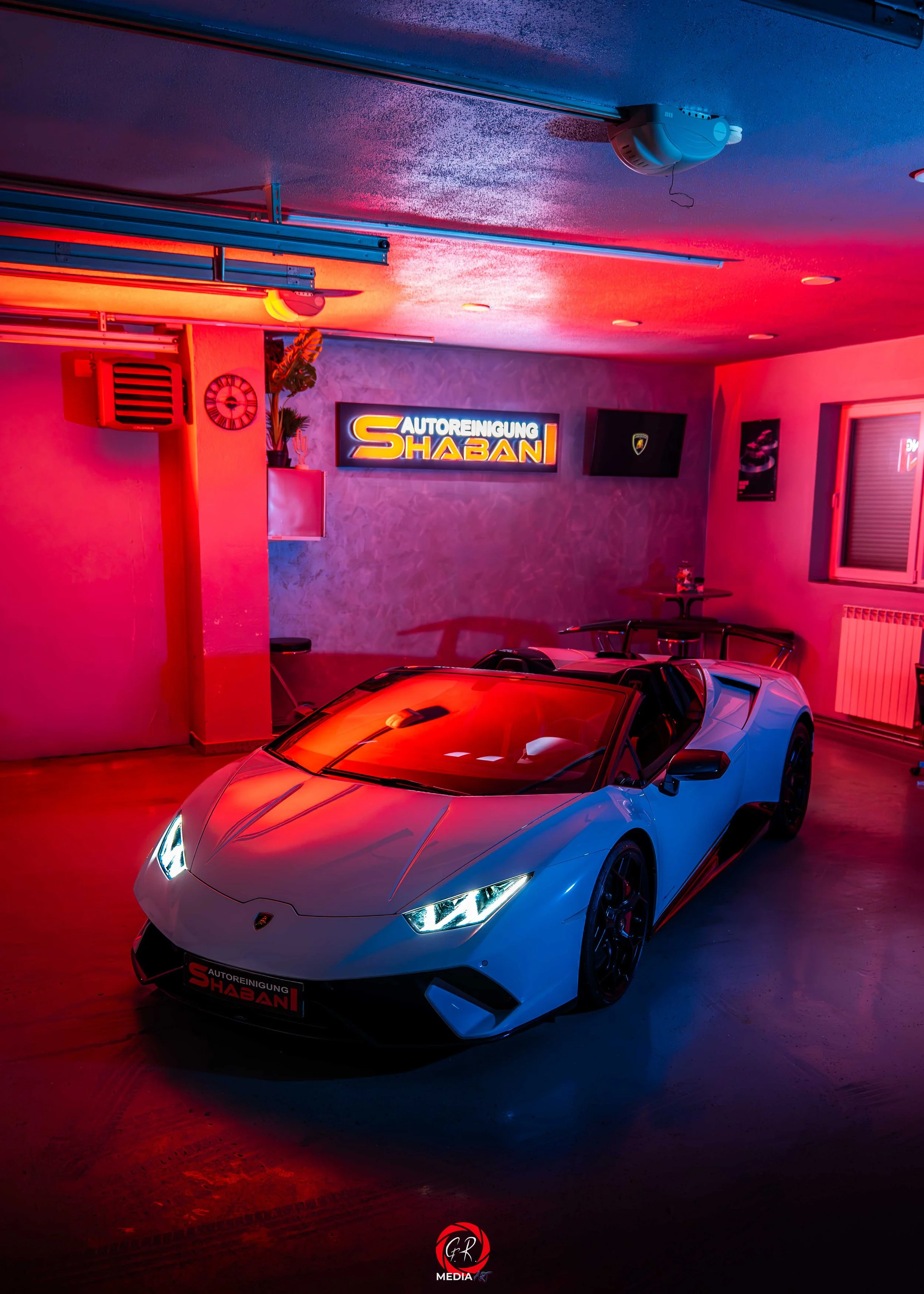 Detail-Fotografie der Frontansicht eines Supersportwagens (Lamborghini) in Wolfsberg, Kärnten. Perfekt für Autohändler.