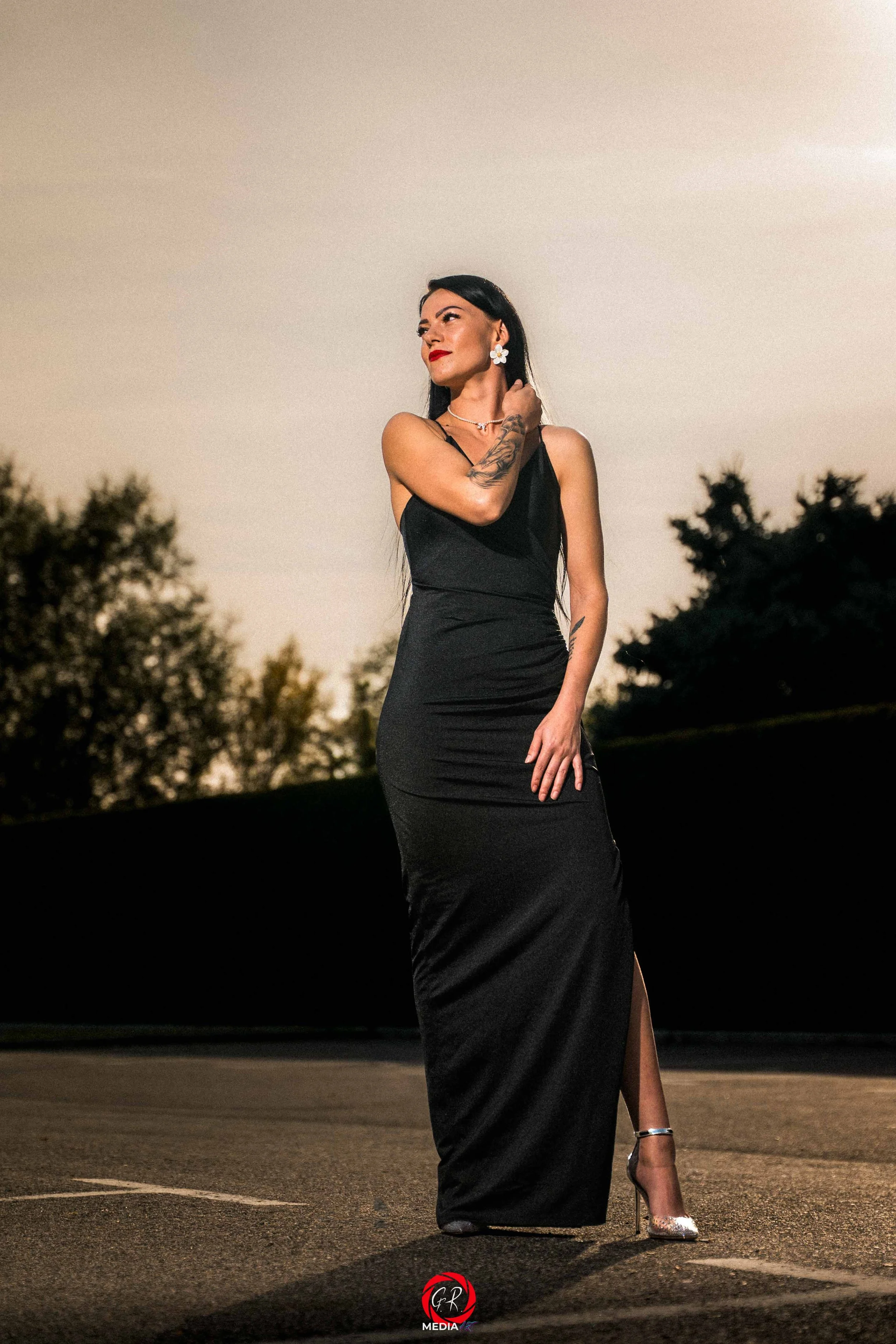 Exklusives Paar-Fotoshooting bei Sonnenuntergang (Goldene Stunde) in Wolfsberg, Kärnten. Fotografie in Luxus-Ästhetik von Gr Media Art.