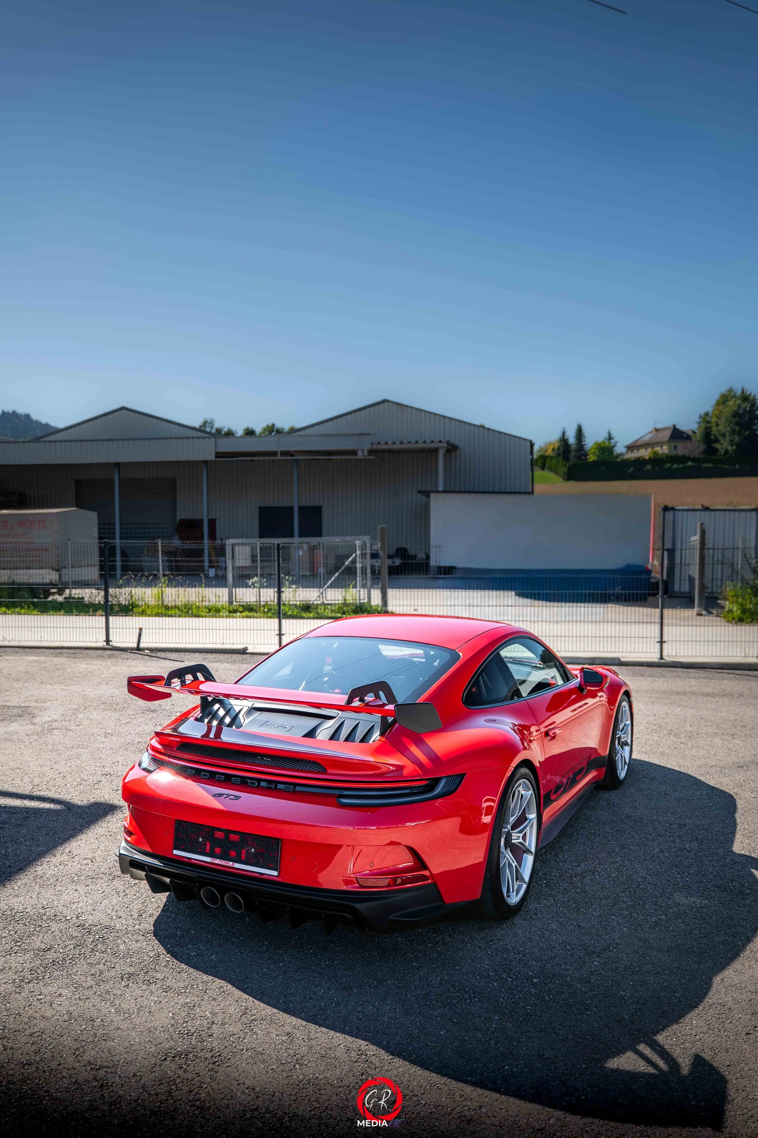 Dynamische Aufnahme eines Porsche 911 in Kärnten, perfekt für Marketing und Verkauf.