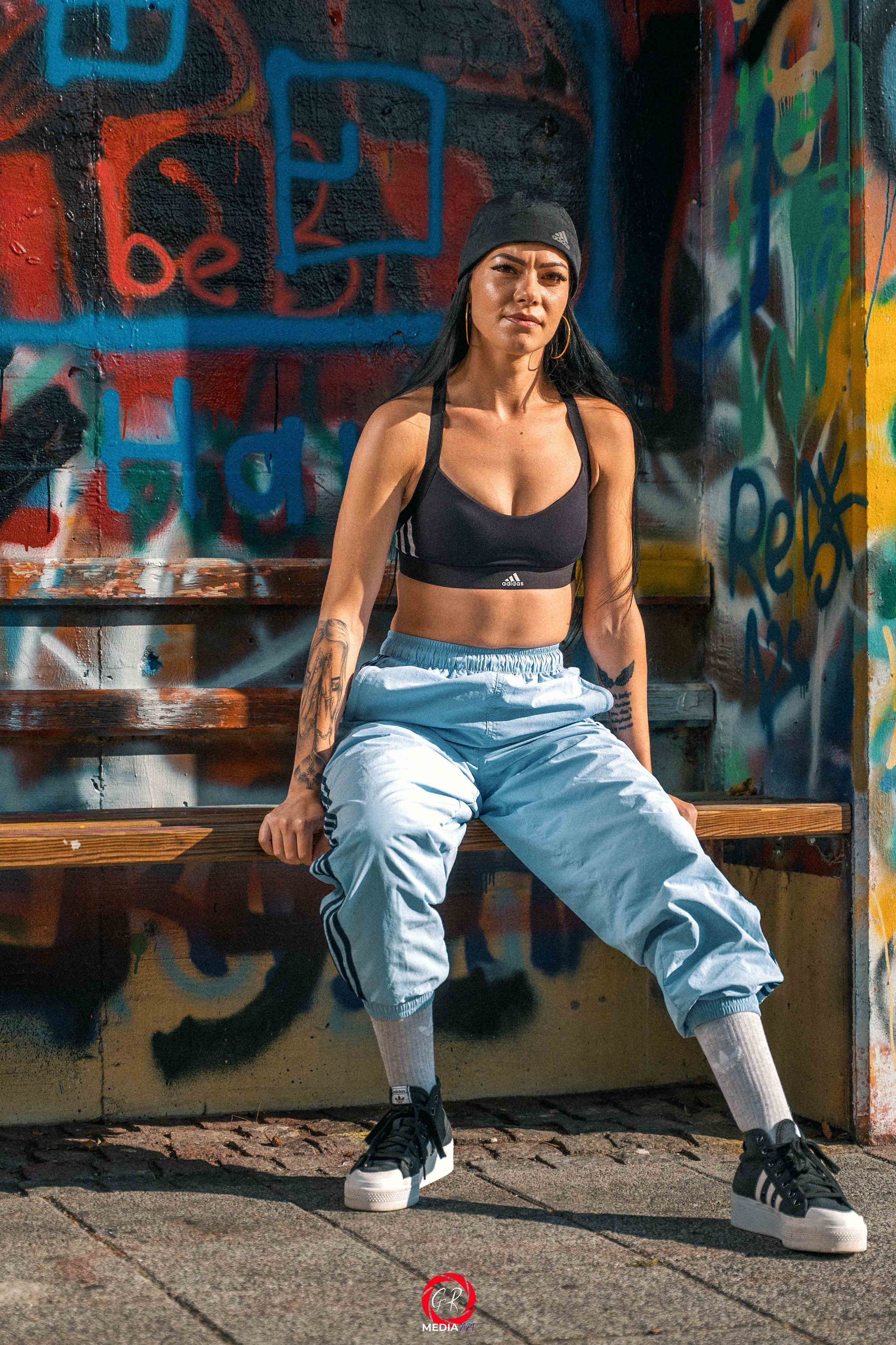 Paar-Fotos im Freizeit-Outfit in Wolfsberg. Die Kleidung betont einen sportlichen und lockeren Stil.