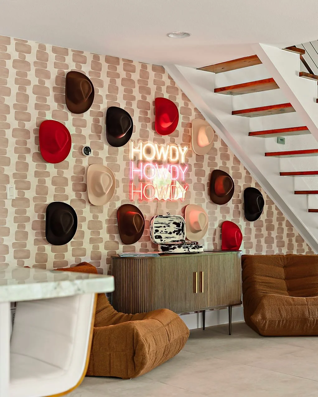 Looking for an easy way to make your rental stand out? Feature walls are the way to do it 🤠✨

This cowboy hat and neon sign wall has helped bring more attention to the listing and gives guests the perfect selfie backdrop📸

#airbnb&nbsp;#airbnbhost&