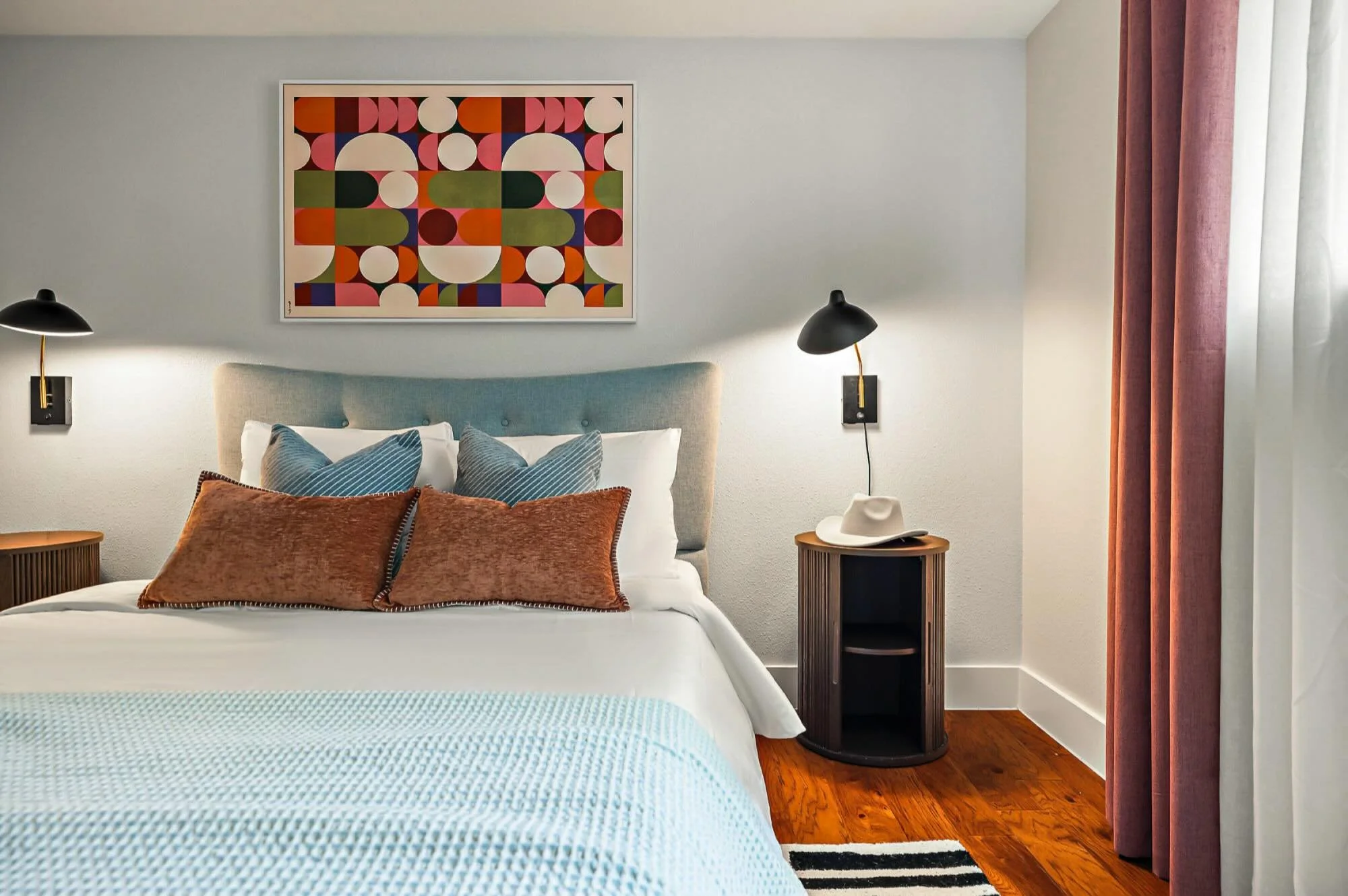 When in Texas, even our mid century projects come with a cowboy hat🤠

#shorttermrentaldesign #airbnbdesign #airbnbdecor #texas