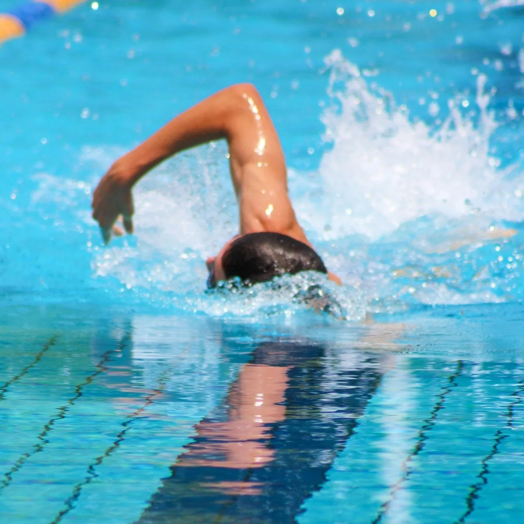 Schwimmer in einem Pool, der Wassersport betreibt.