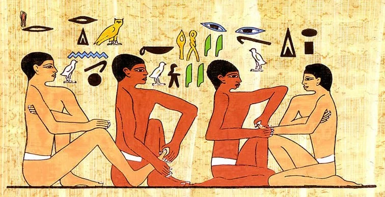 Peinture égyptienne antique illustrant quatre hommes nus avec white loincloths, assis en position facile, échangeant des objets, avec hiéroglyphes et symboles au-dessus d'eux.