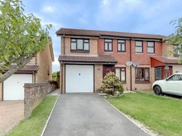 Modern detached family home in Bradley Stoke BS32 Bristol
