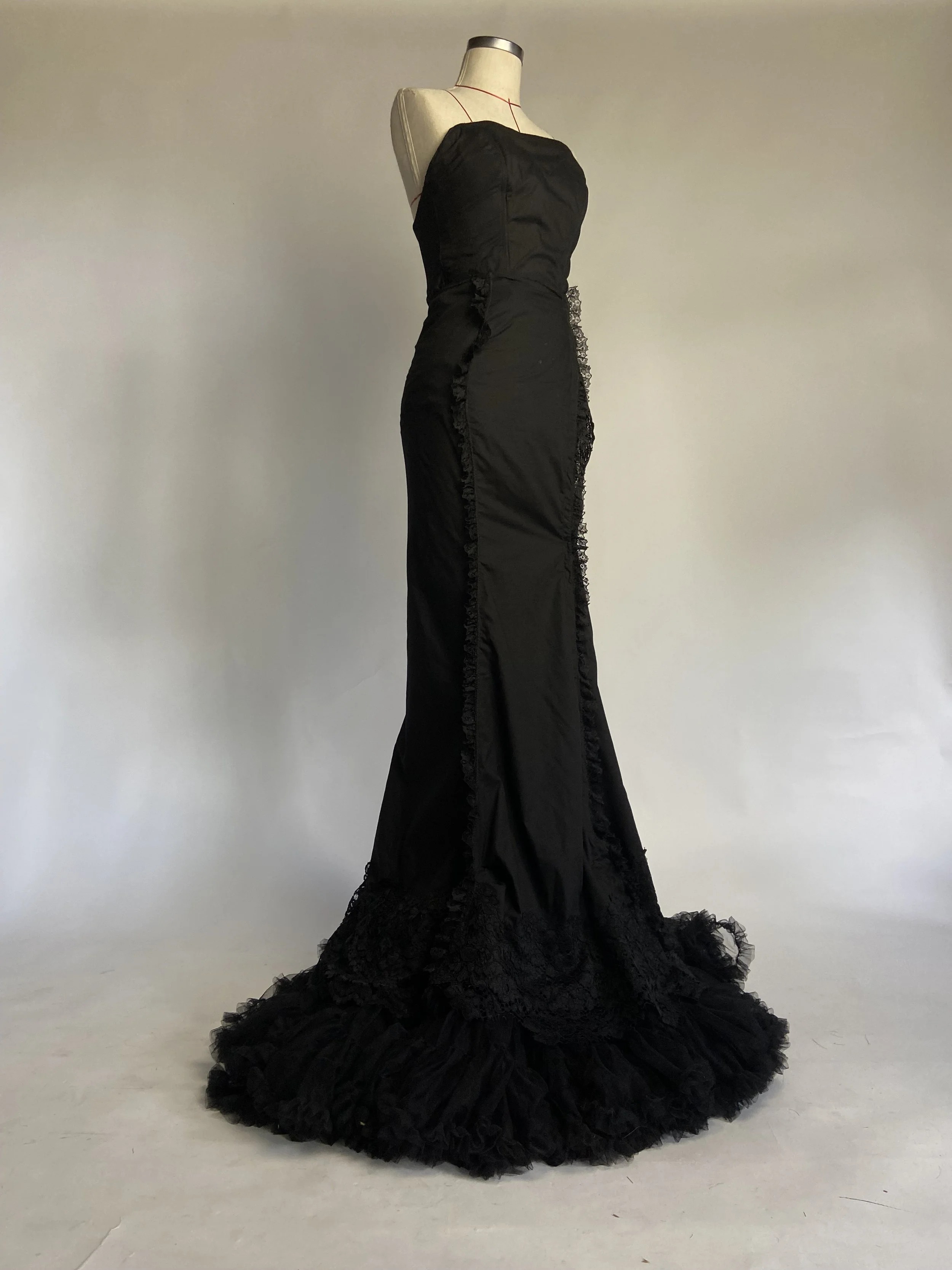 Corset and reveal skirt for Pina Busch
Shot by Williamfhenderson