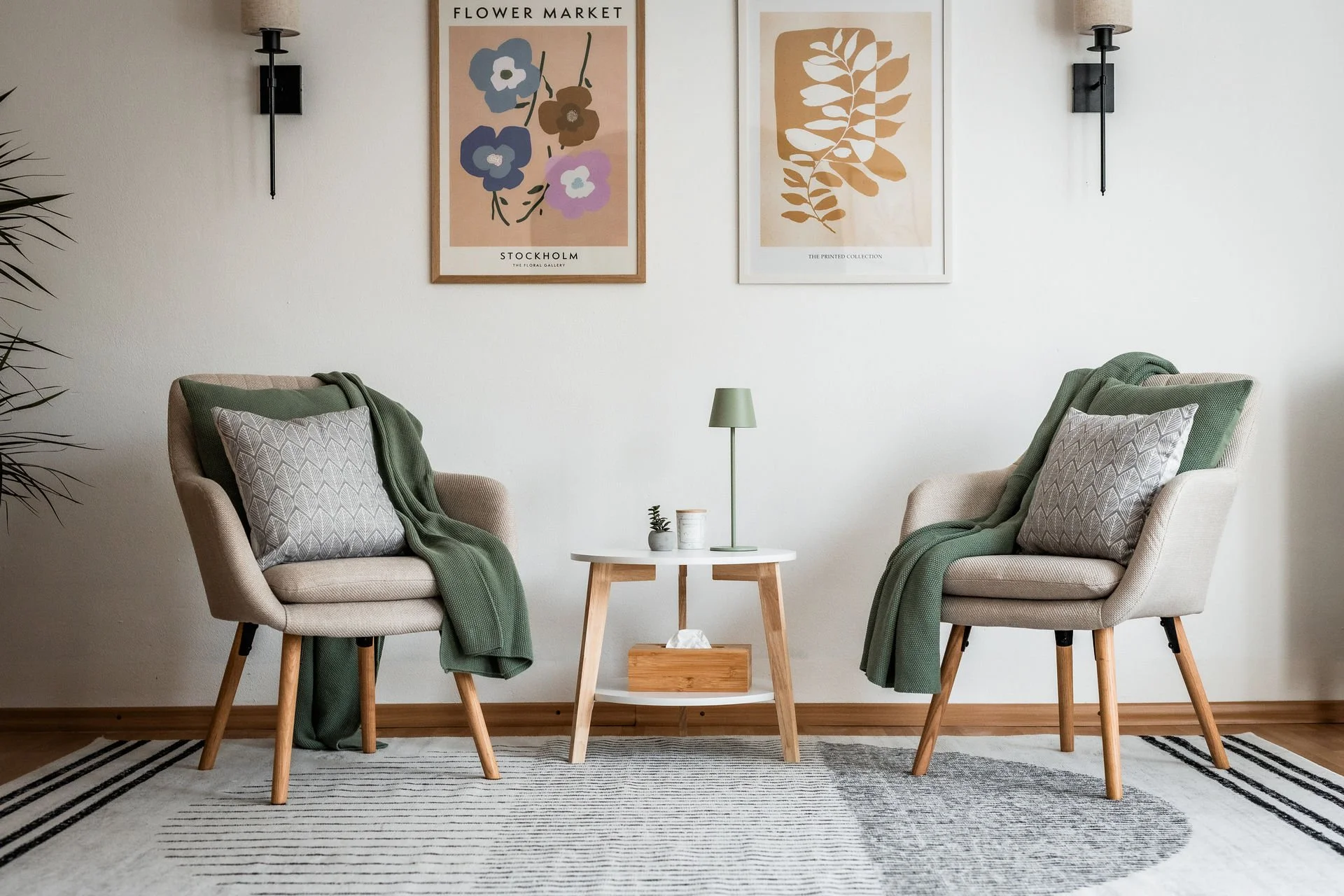 Ruhiger Coachingraum mit zwei Sesseln, Pflanzen und warmer Beleuchtung – ein regulierendes Setting, das Sicherheit, Co-Regulation und nervensystemorientierte Prozessarbeit im Somatic Experiencing® unterstützt.