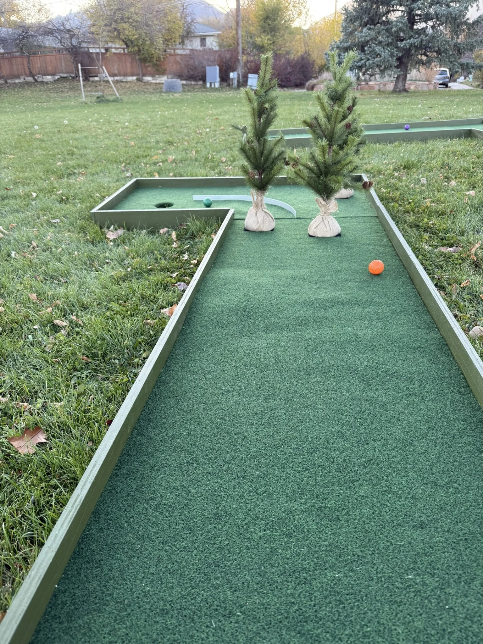 Christmas tree themed, rentable mobile mini golf course.