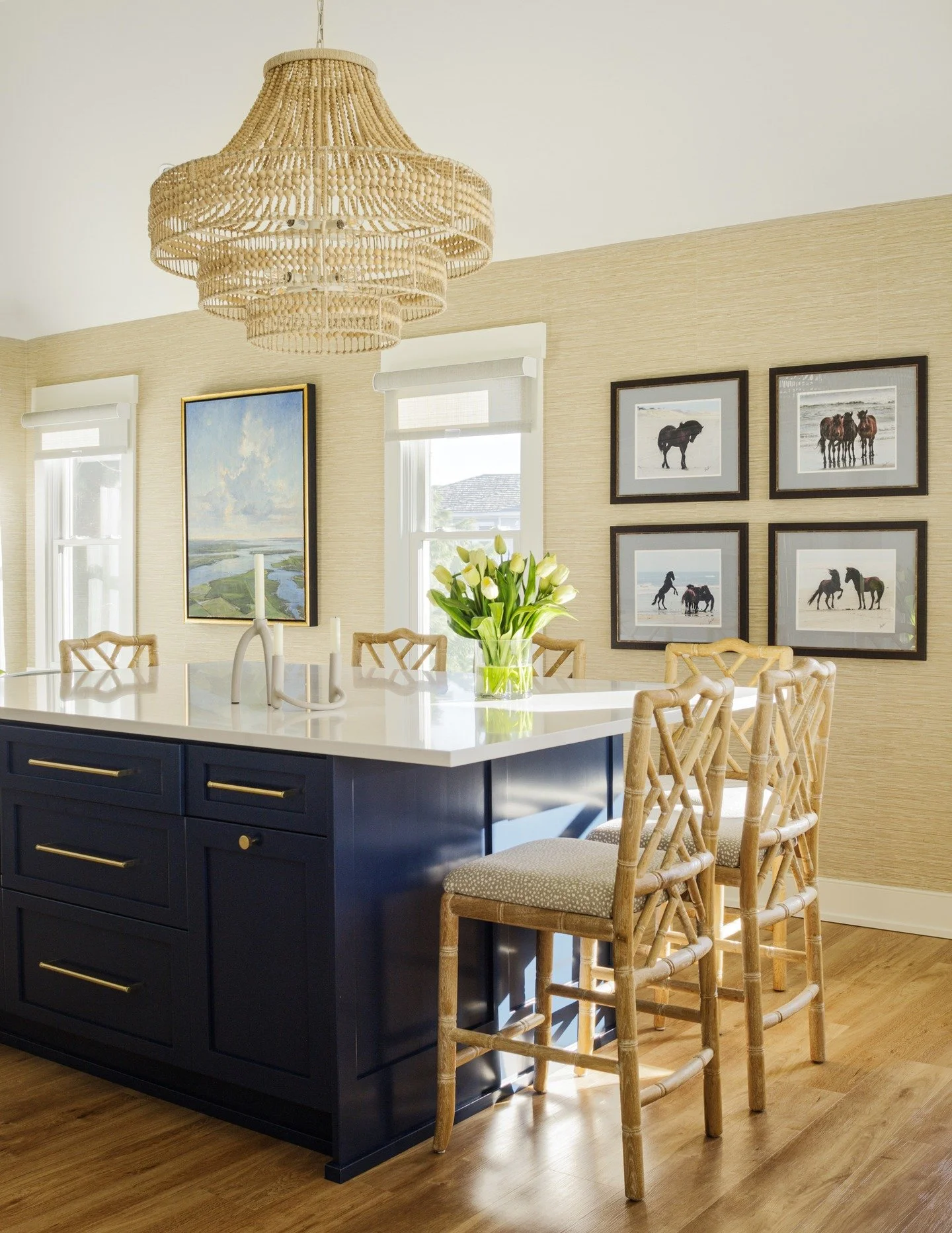 It's fun capturing @keelys_indehouse's wallpapers. Texture, color, and pops of design are scattered throughout a home.