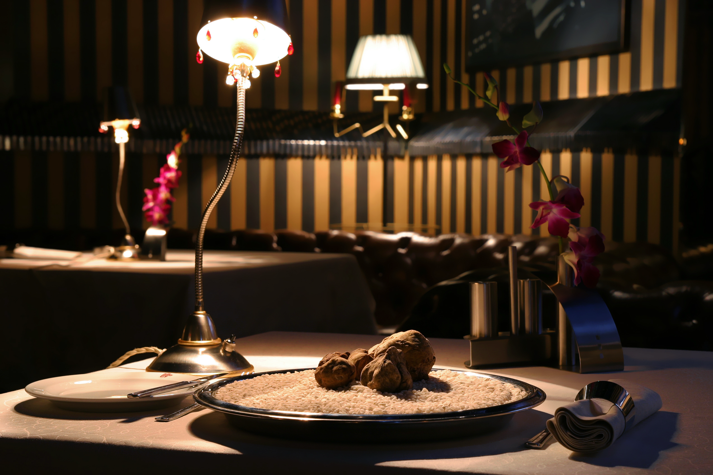 Why the Best Restaurants Light the Table, Not the Room