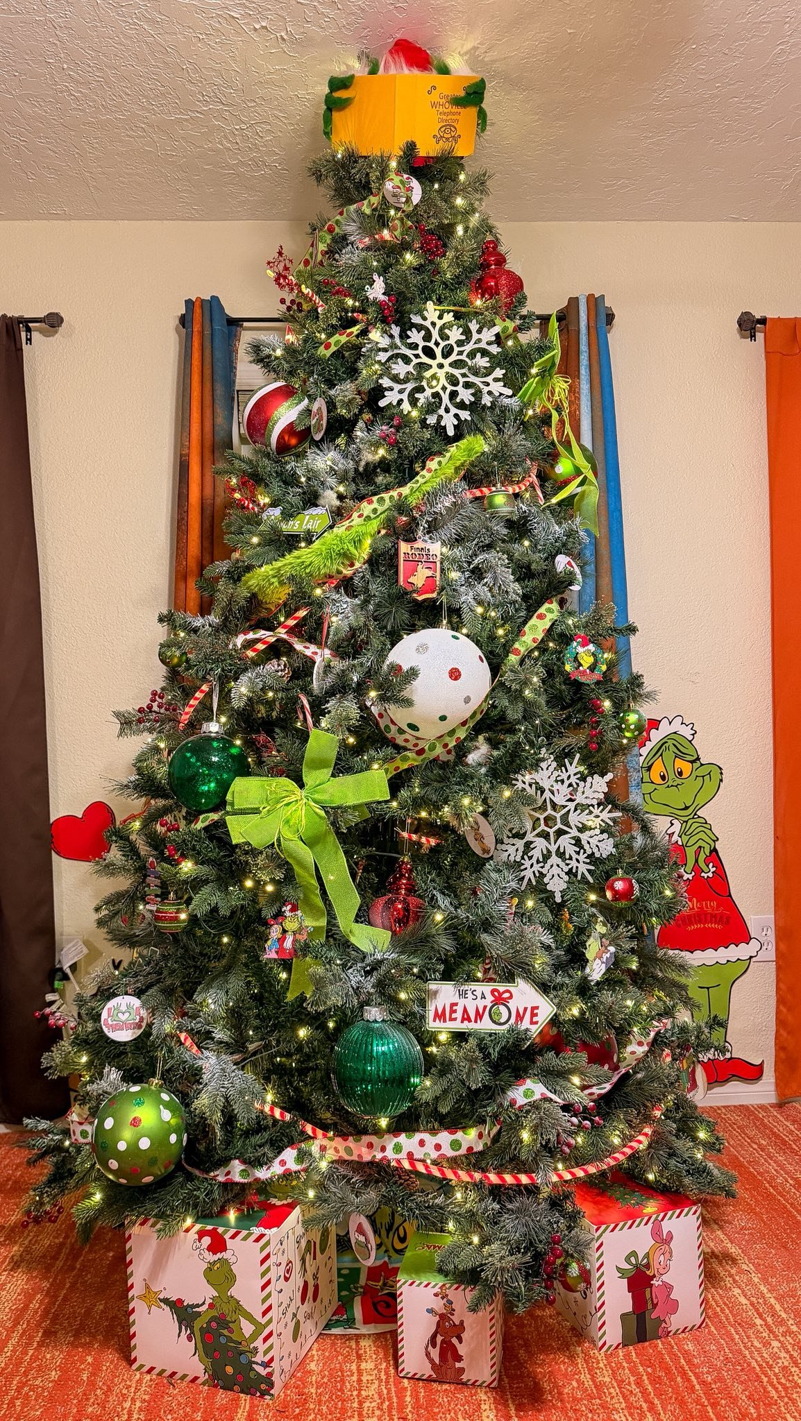 Grinch Christmas Tree! Both views, one from the window 🪟🎄