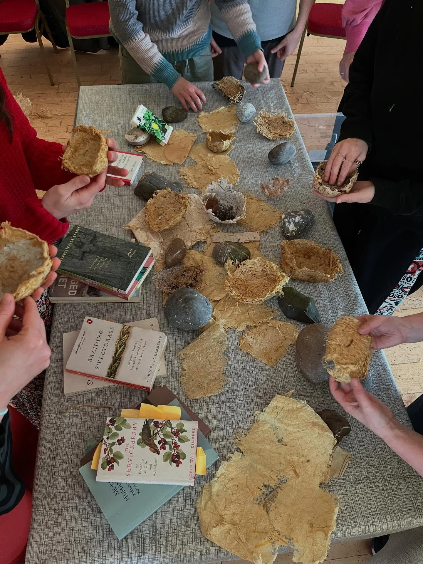 Today, Sunday the 1st.
Rain on my face, cycling to Ennis. Vanilla oat latte. A warm breakfast muffin. Small rituals before something bigger.

Then on to Galway to the rowing club with my friend Sorcha, to a workshop by @martinahynan: Cascade of Oxyto