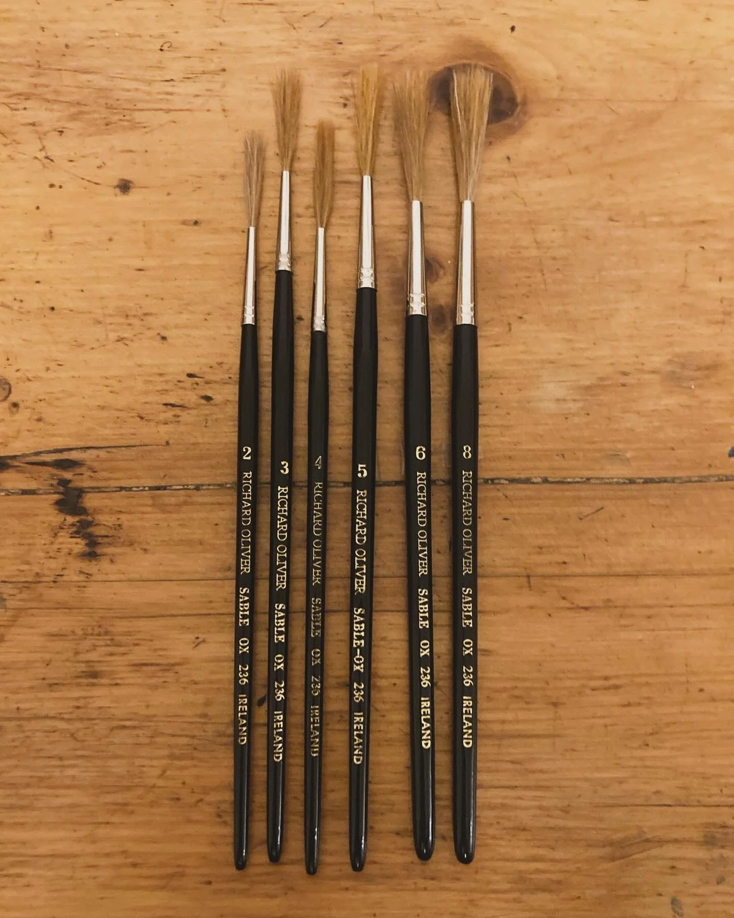 ✍🏼 Feeling over the moon 🌝 with my new Richard Oliver sign painter brushes!! 🎨 These beauties, made from ox and sable hair came to me this year as a Christmas present 😊🙏🏻 &hellip; 2025 can come now, I&rsquo;m ready for all the creativity! ✨🎄

