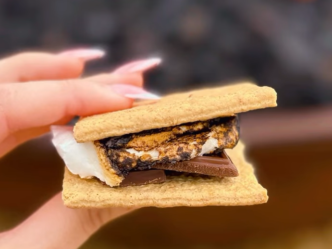 As the night winds down, those who want to linger a little longer can gather around the firepit for s’mores and late-night conversation — a cozy, unhurried way to end the evening — before returning to cottages and suites just steps away.