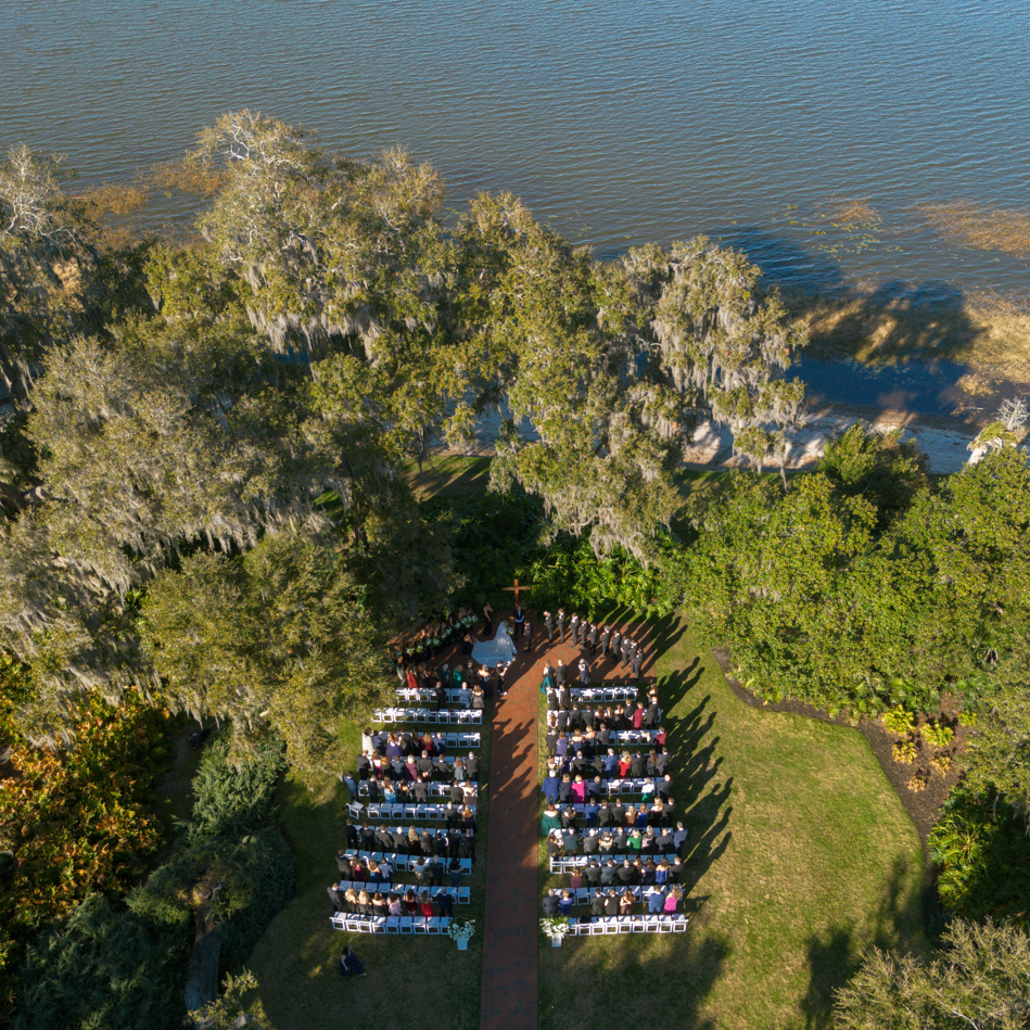 You’ll say “I do” beneath the canopy of live oaks, then move with your guests to the Estate House for cocktail hour, where glowing string lights and lake breezes set the tone for the evening.