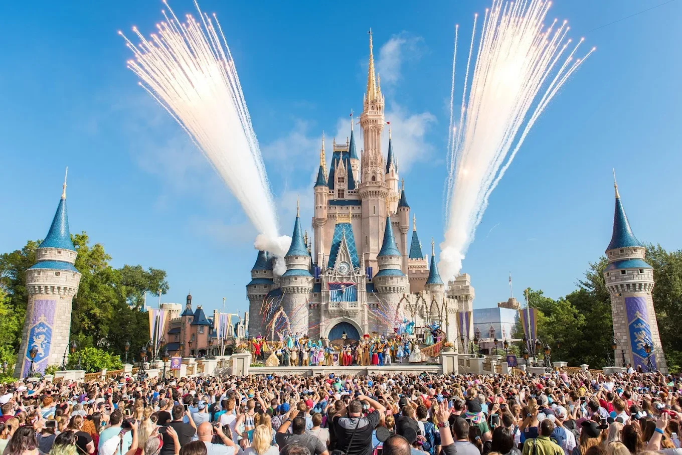 Walt Disney World® Resort

(40 minutes away):

Experience world-famous theme parks, dining, shopping, and unforgettable entertainment.