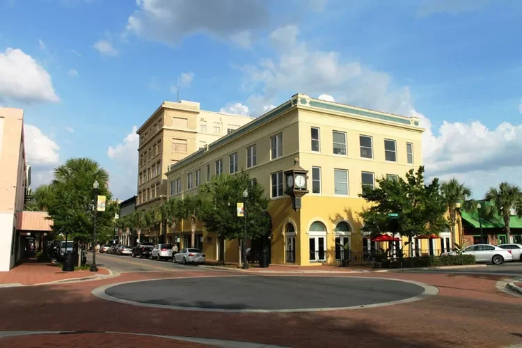 Downtown Winter Haven

(10 minutes away): 

Lakefront dining, local boutiques, craft breweries, and a walkable downtown atmosphere