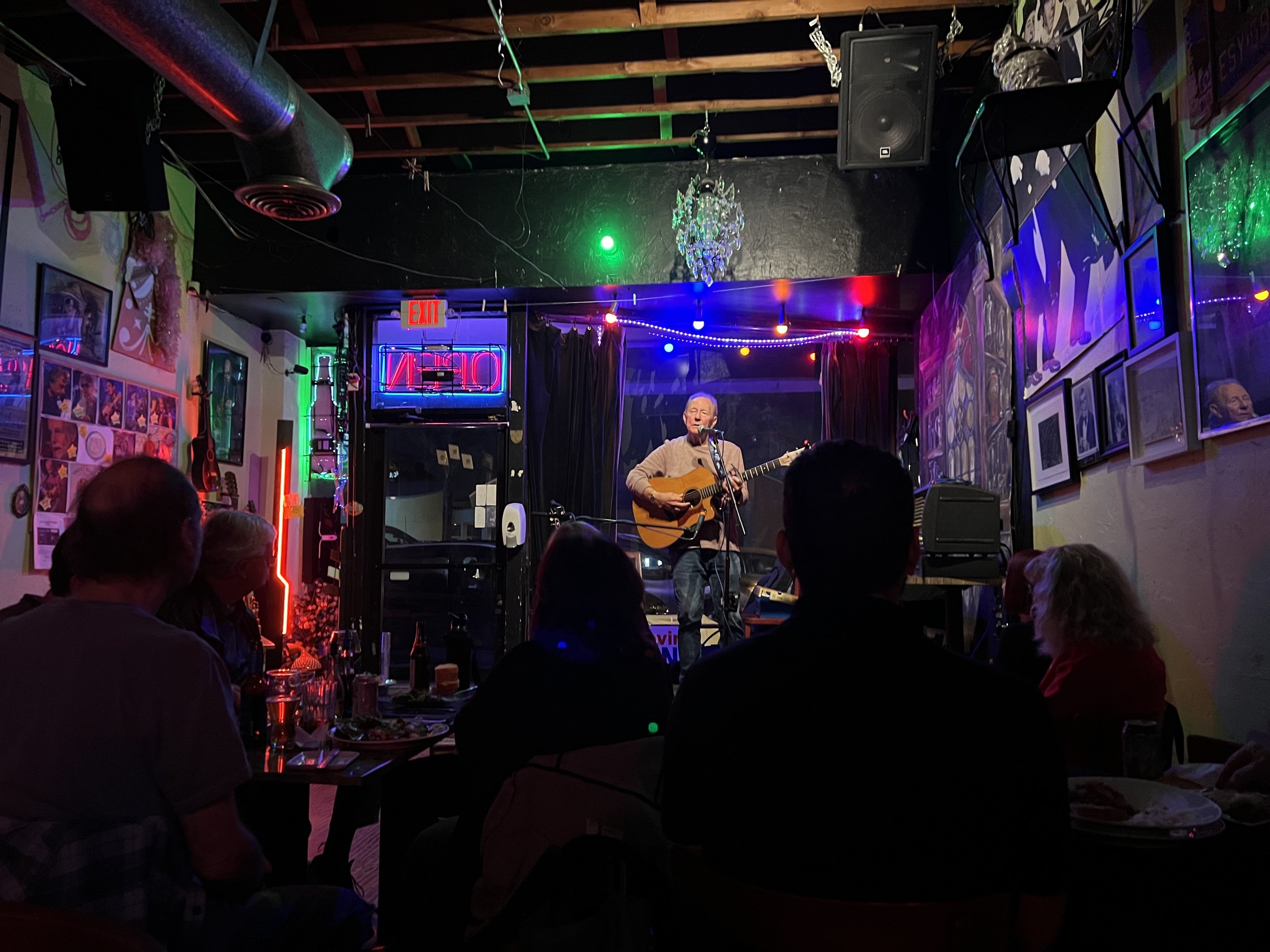 Bob Lind performs for Laura at the Luna Cafe in December 2024