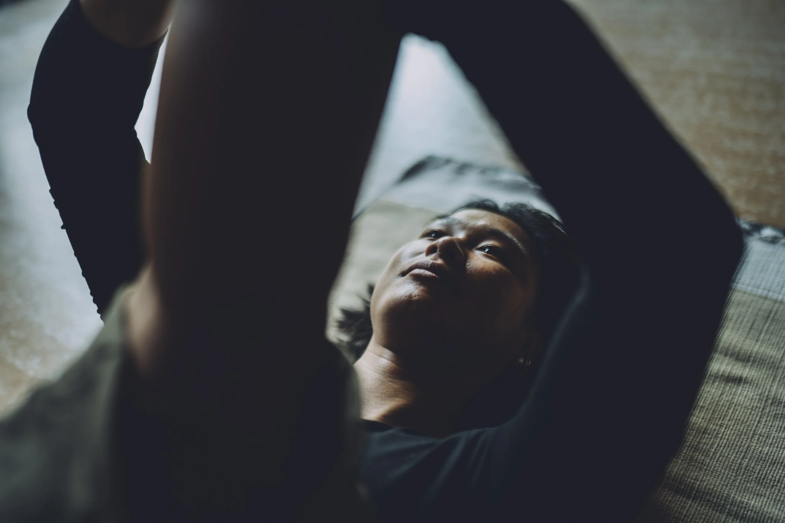 Une femme en posture de yoga étirement, jambe relevée