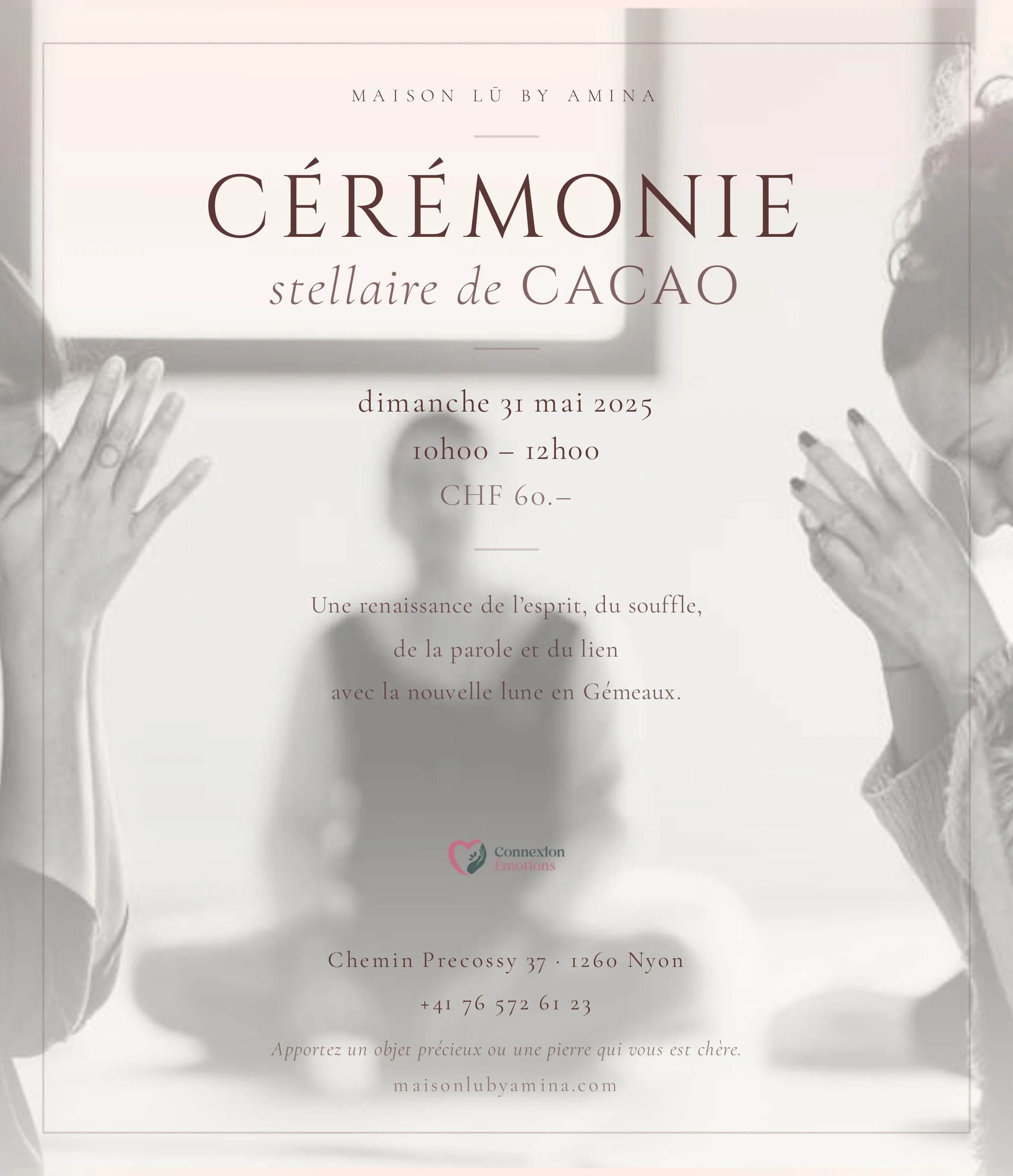 Paysage montagneux avec un lac turquoise, collines verdoyantes et montagnes en arrière-plan, ciel nuageux.