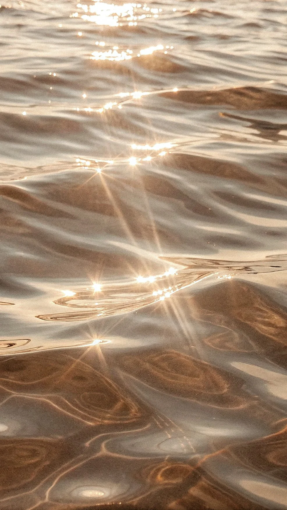 Eau avec reflets du soleil et éclats lumineux sur la surface