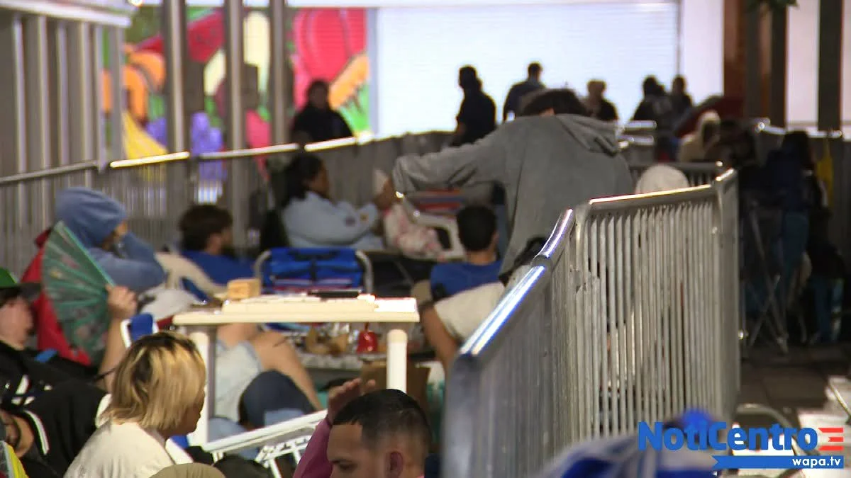 Dominó y desayuno en la fila para obtener boletos para residencia de Bad Bunny