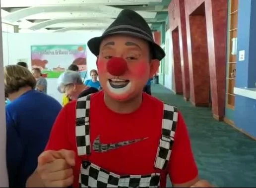 Payaso mexicano le alegra el día a estudiantes en Ponce