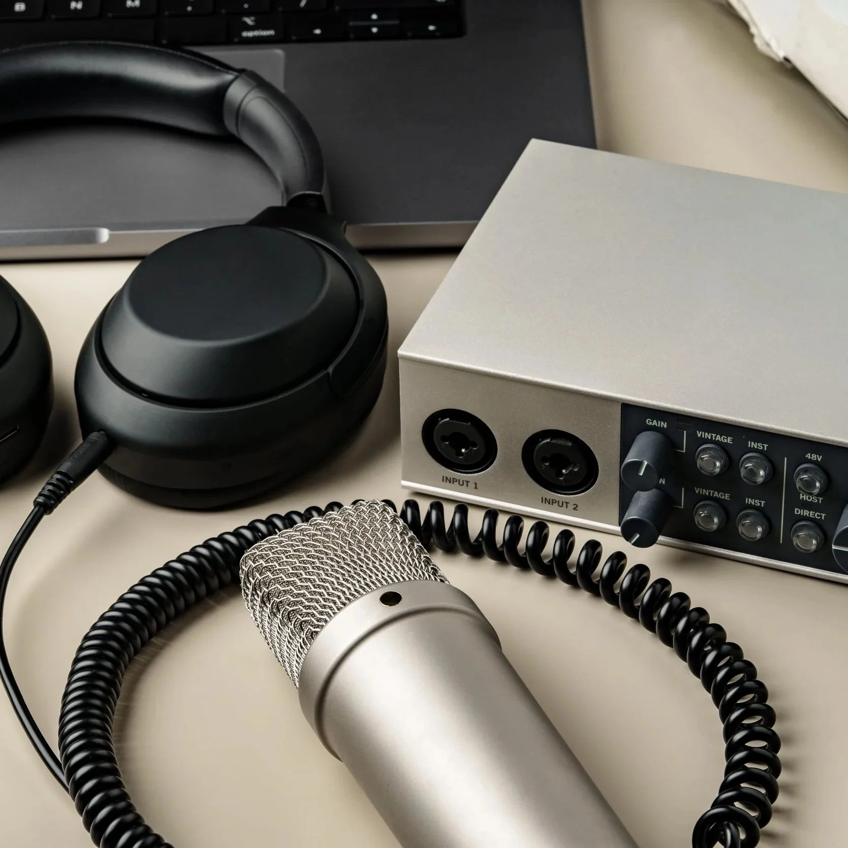 headphones-and-microphone-on-the-table-close-up-2025-02-24-16-36-17-utc.jpg
