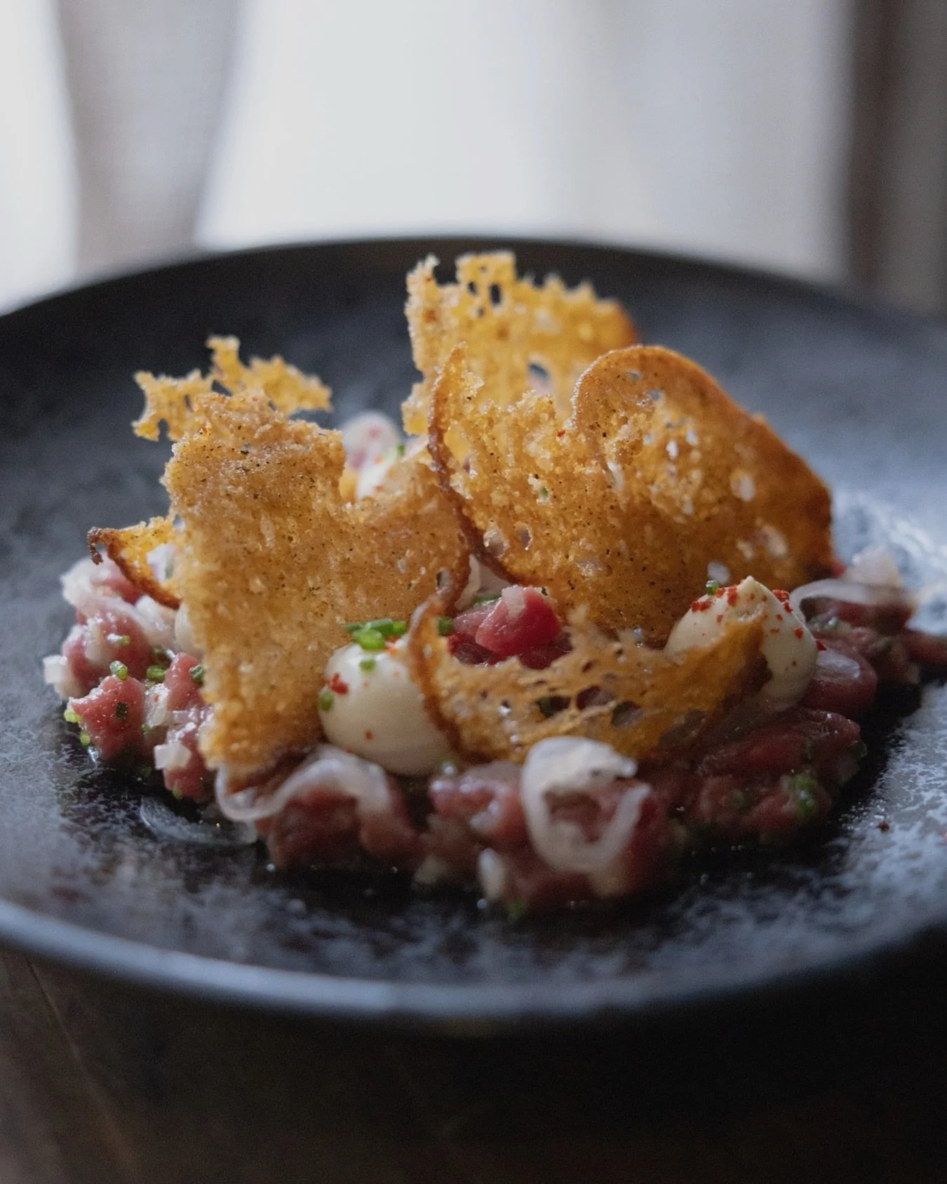 Beef tartare, smoked tallow, horseradish, sourdough.
Rich against clean, soft against crisp. A dish built on contrast, and on knowing when to stop.