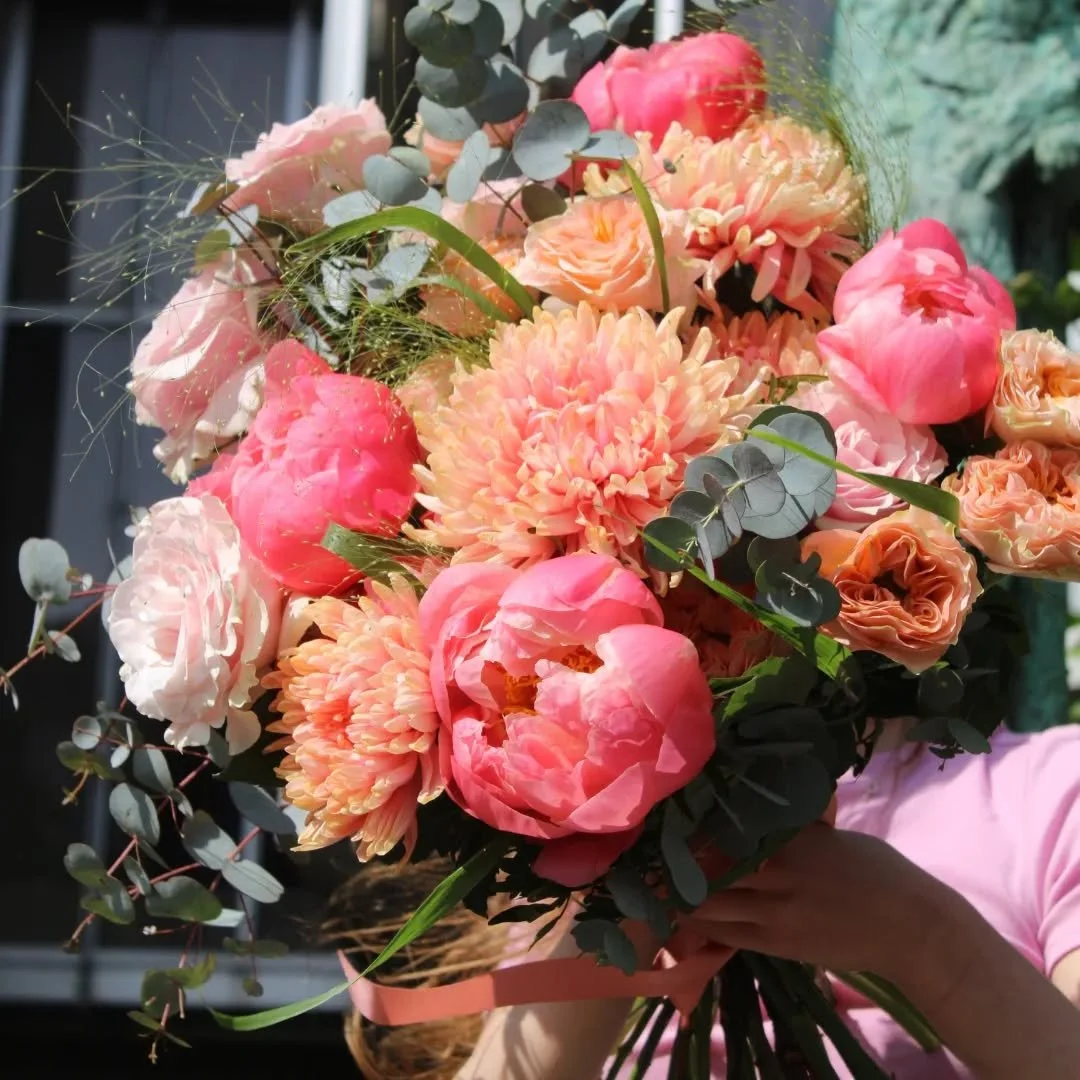 A peachy punch 🧡. 

#spidergerbera #york #yorkflorist #florist #flowers #peony