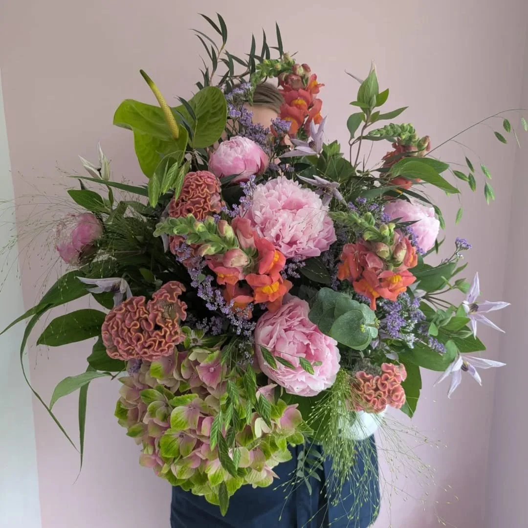 A summery bouquet for a lovely customer. The brief was seasonal, cheery, and a little different 🤍

#york #yorkflorist #seasonalflowers #spidergerbera #shopsmallyork