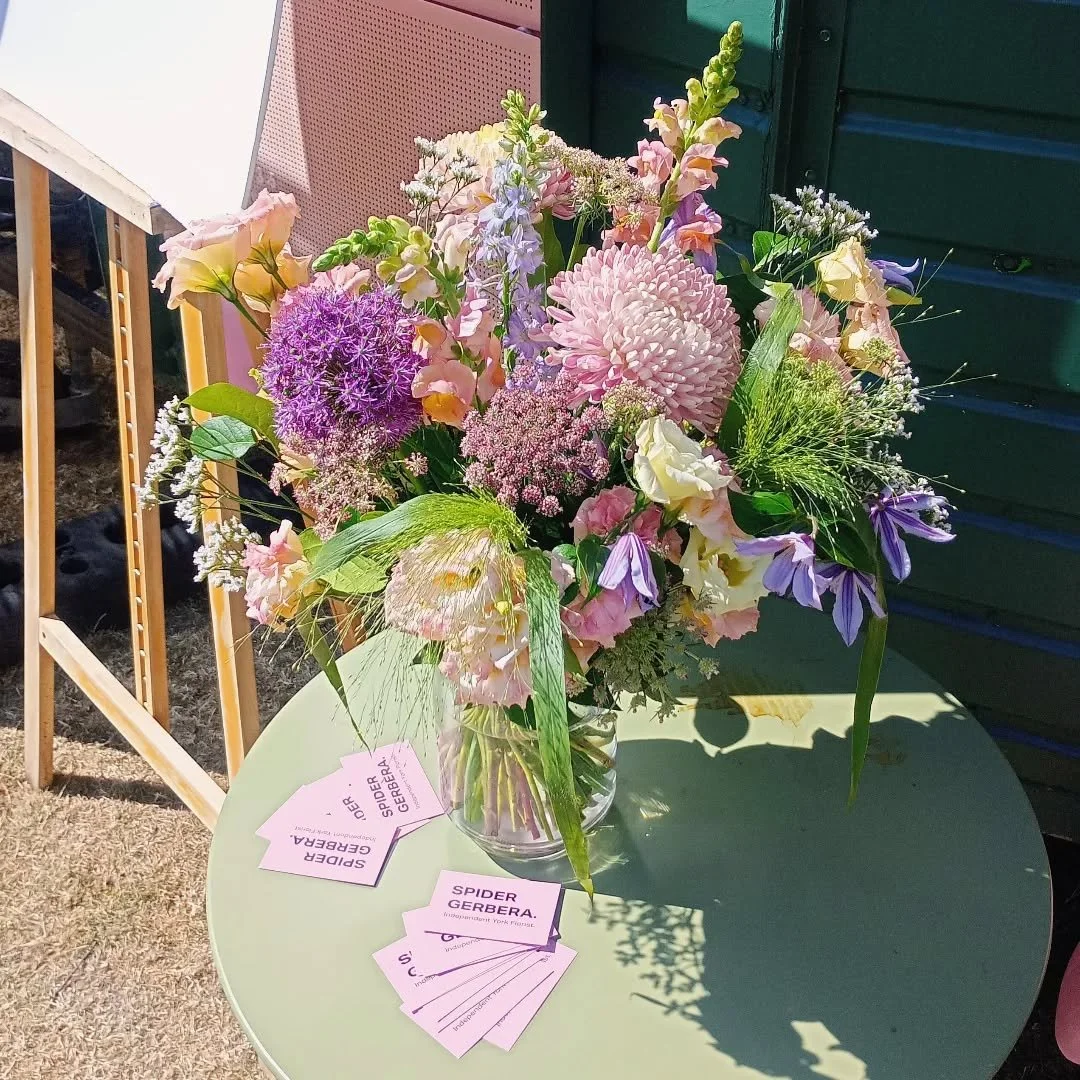 A pretty summer moment for @the_sketch_box_york during @liveatyorkmuseumgardens ✨

#york #yorkflorist #yorkmuseumgardens #flowers