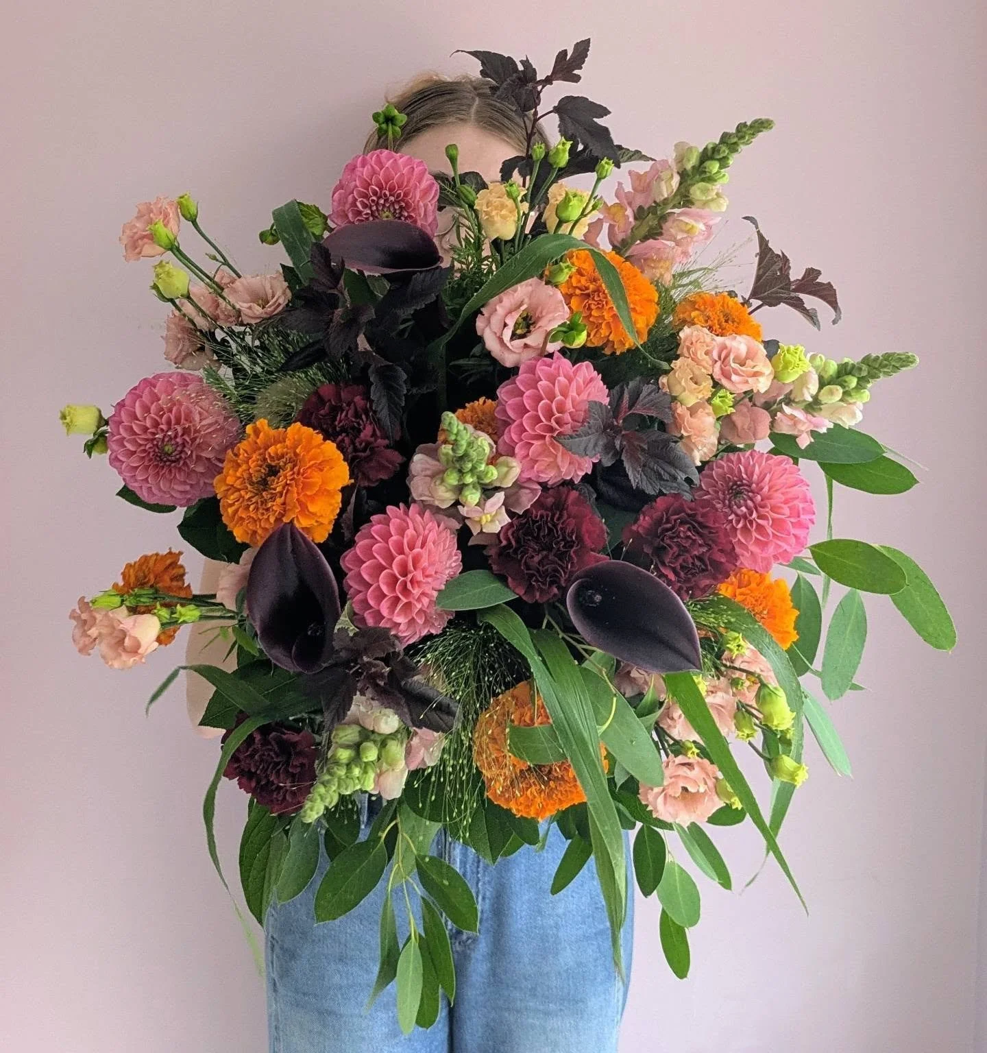 Unsure what to order, but know you want a beautiful bouquet? If you order the Studio Selection from our webshop, you'll get a florist's favourite picks of the day. Flower and colour varies by the day, so you'll get something unique ✨

Shop link: http