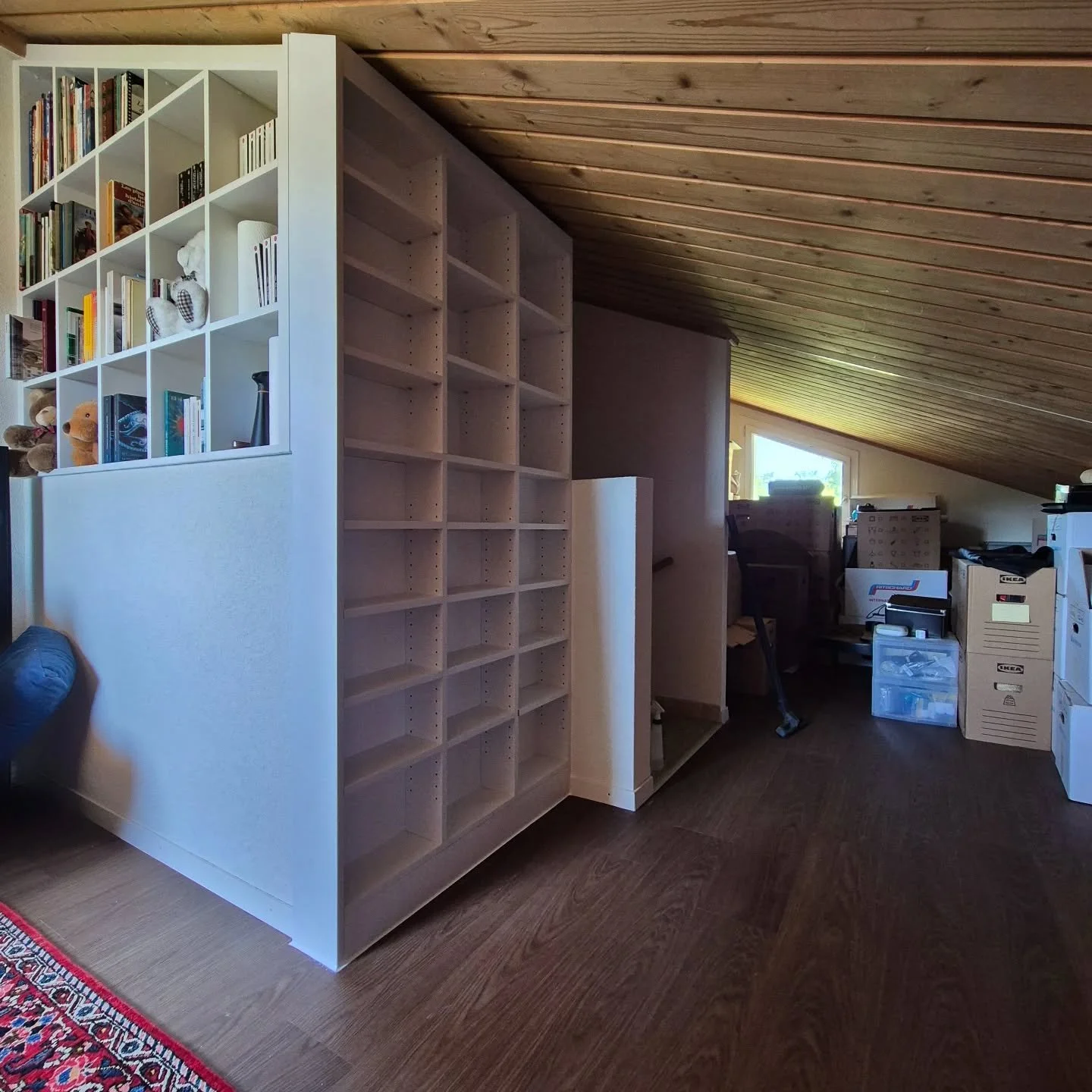 Fabrication d'un meuble &eacute;tag&egrave;re sous comble