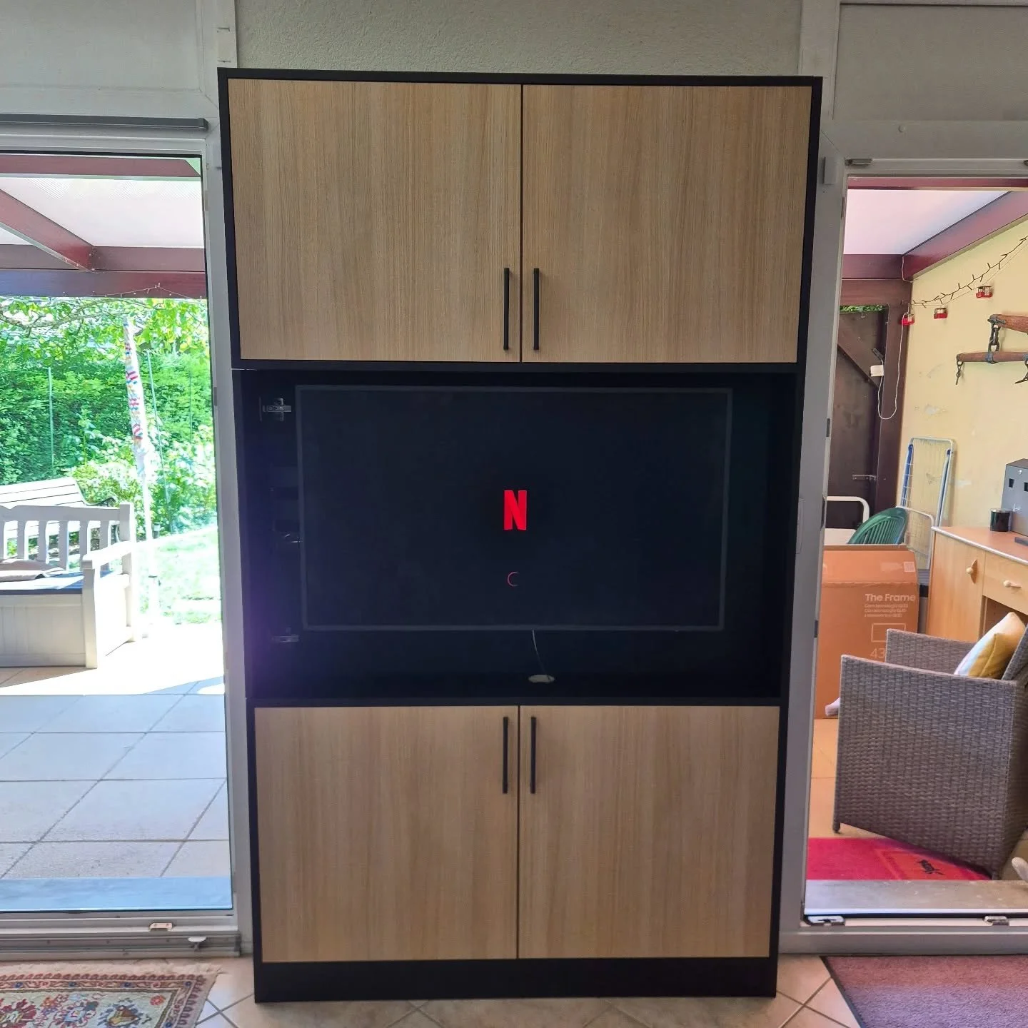 R&eacute;alisation d'un meuble tv noir soft et ch&ecirc;ne claire avec bras de d&eacute;port pour la terrasse