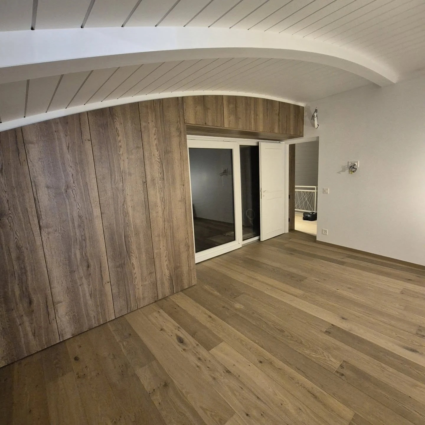 Chambre compl&egrave;te ch&ecirc;ne et gris 

Pose de parquet ch&ecirc;ne coll&eacute; 
Pose d'un ensemble d'armoire arrondie sous pente 
Pose de deux table de chevet