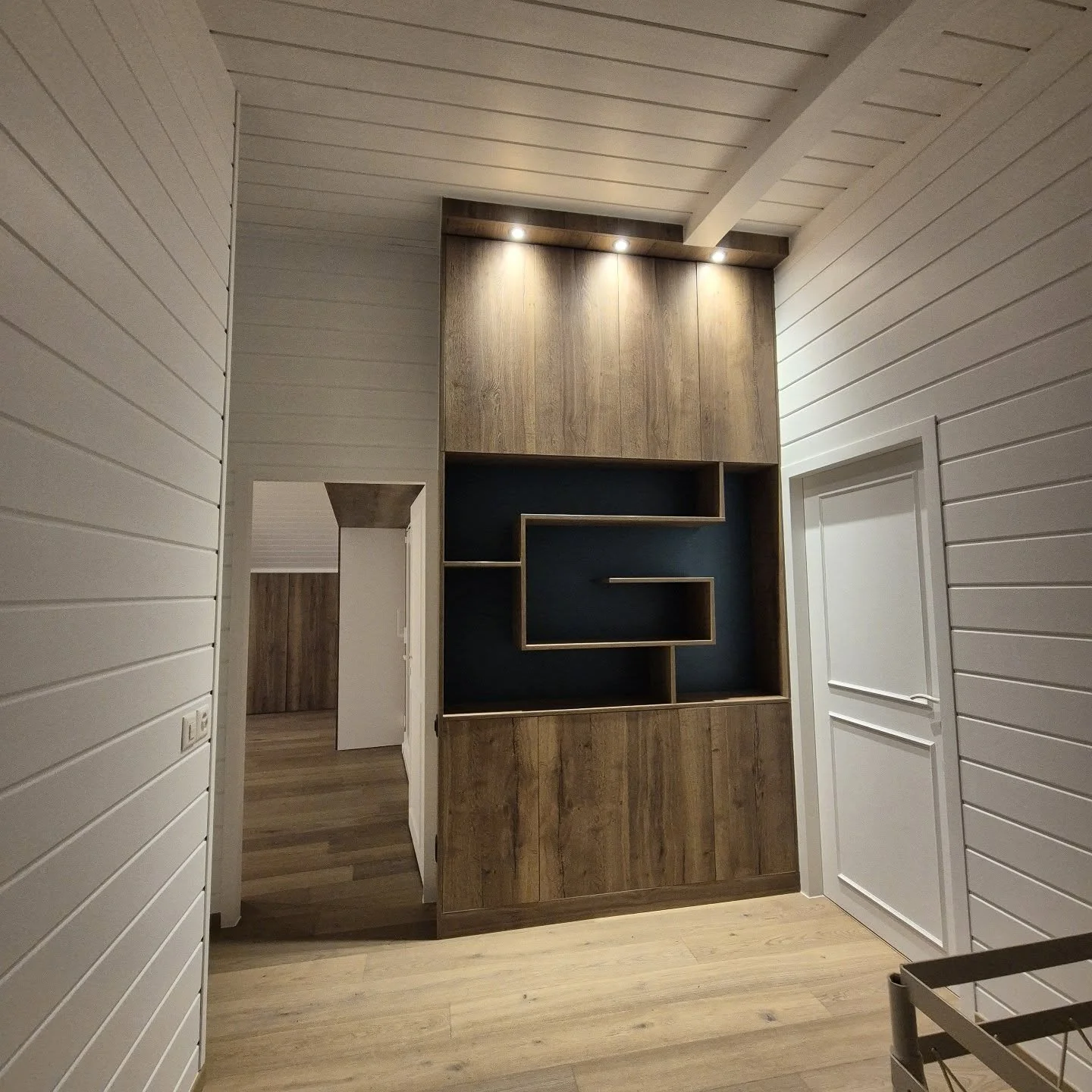 Meuble decoratif ch&ecirc;ne et noir avec spot encastr&eacute;