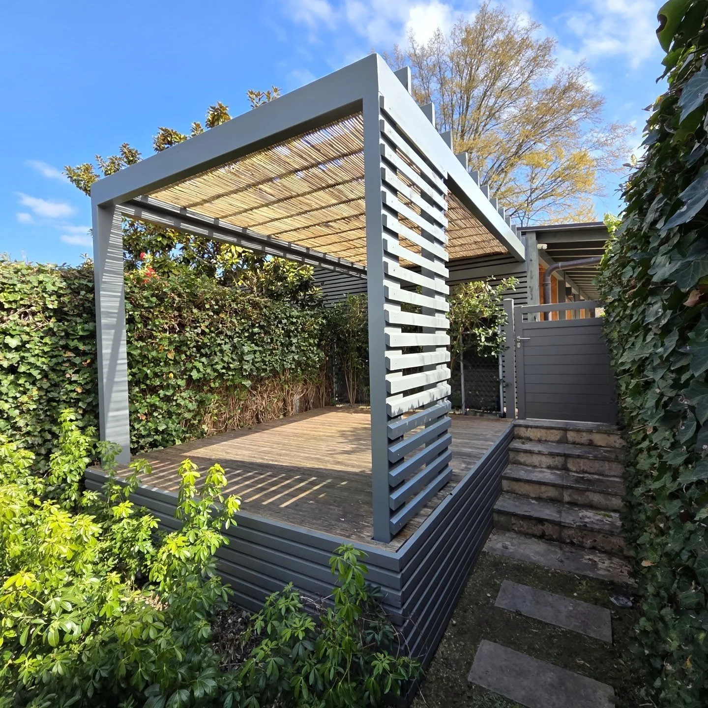 Fabrication d'une pergola en sapin traitement classe 4 . Mise en peinture ral 7005

#pergola #menuiserie #charpente